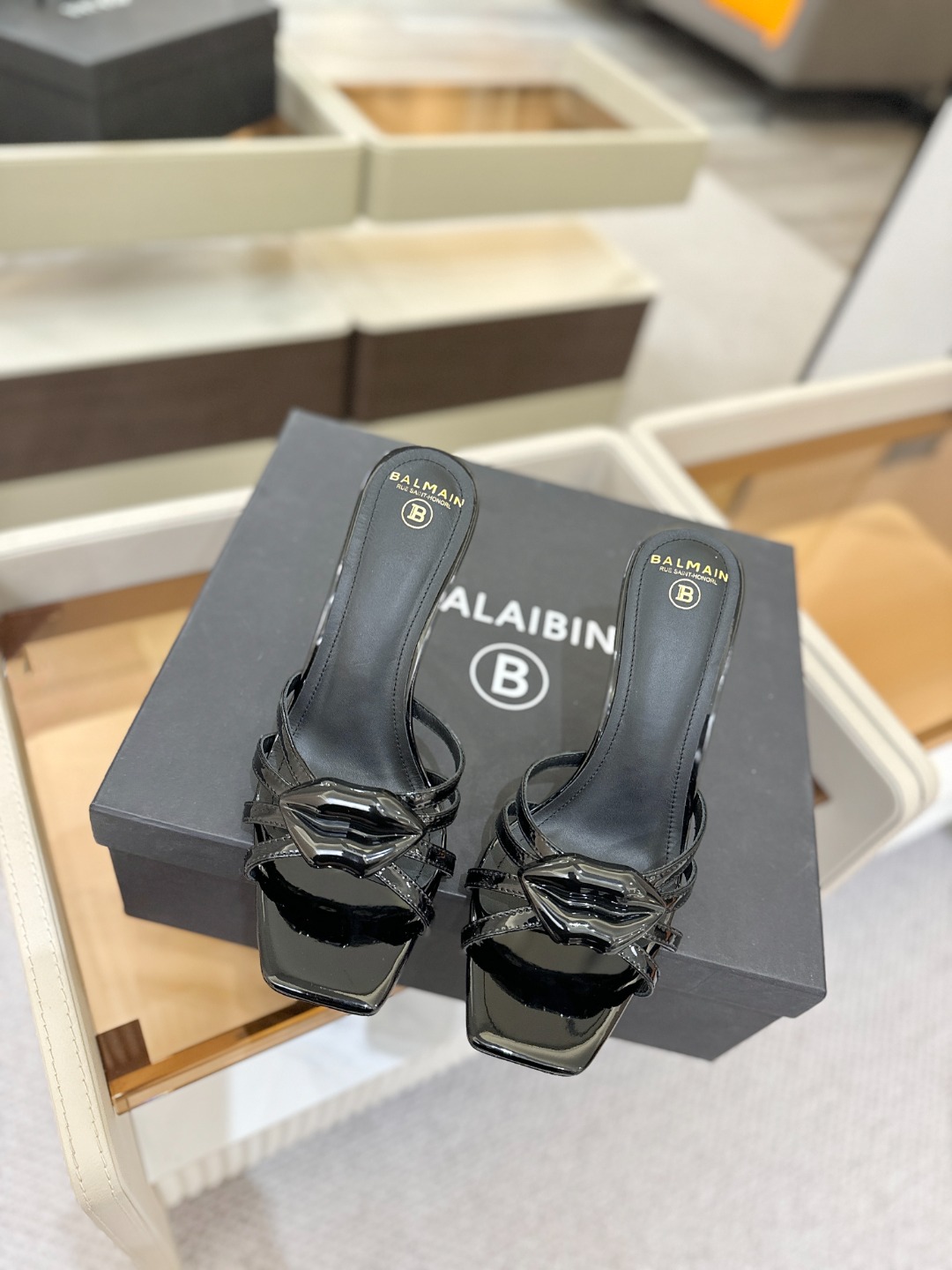 巴尔曼 走秀时装 👄嘴唇时髦高跟拖鞋𝘽𝙖𝙡𝙢𝙖𝙞𝙣巴尔曼 愈发別致出众 赶紧来一双巴尔曼小美鞋率性的𝘽𝙖