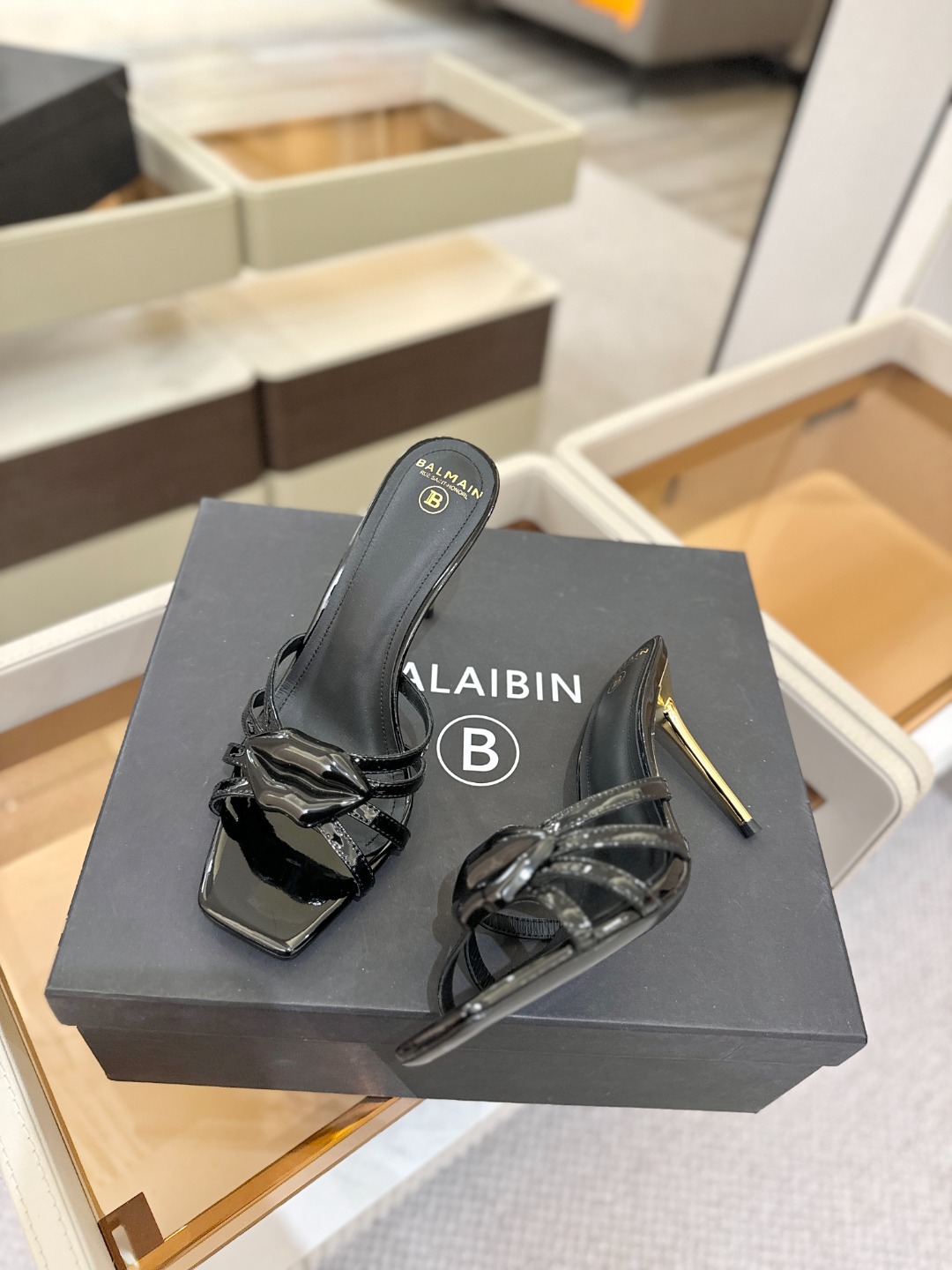 巴尔曼 走秀时装 👄嘴唇时髦高跟拖鞋𝘽𝙖𝙡𝙢𝙖𝙞𝙣巴尔曼 愈发別致出众 赶紧来一双巴尔曼小美鞋率性的𝘽𝙖