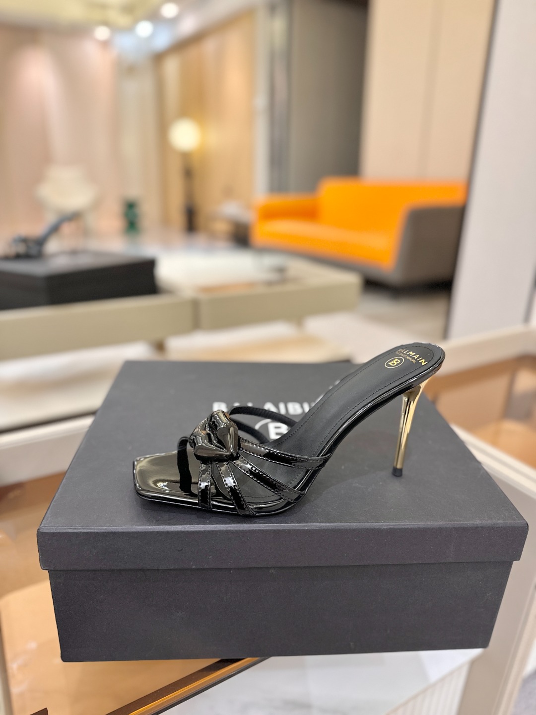 NO:679569,Price Balmain catwalk fashion, fashionable lips, high-heeled slippers, Balmain is becoming more and more chic and outstanding. Hurry up and get a pair of Balmain shoes. They are frank, invincible and beautiful! This sandal is really impressive. The material is imported patent leather. The lining is imported cowhide. The heel height is 9.5. Outsole: genuine leather outsole imported from Italy. Buckle: original molded buckle. Number of codes: 36--42 (40.41.42 customization is not returnable), high heels and slippers, balmain, high heels, slippers, cowhide, Leather soles.19860909价格 巴尔曼 走秀时装 嘴唇时髦高跟拖鞋 巴尔曼 愈发別致出众 赶紧来一双巴尔曼小美鞋率性的 无敌气场无敌好看！这凉拖真是气势十足 材质进口漆皮 内里进口牛皮 跟高9.5 大底: 意大利进口真皮大底 饰扣: 原版饰扣开模 码数: 36--42（40.41.42定制不退换）,高跟鞋拖鞋,balmain,high heels,slippers,cowhide,Leather soles,Women's Shoes