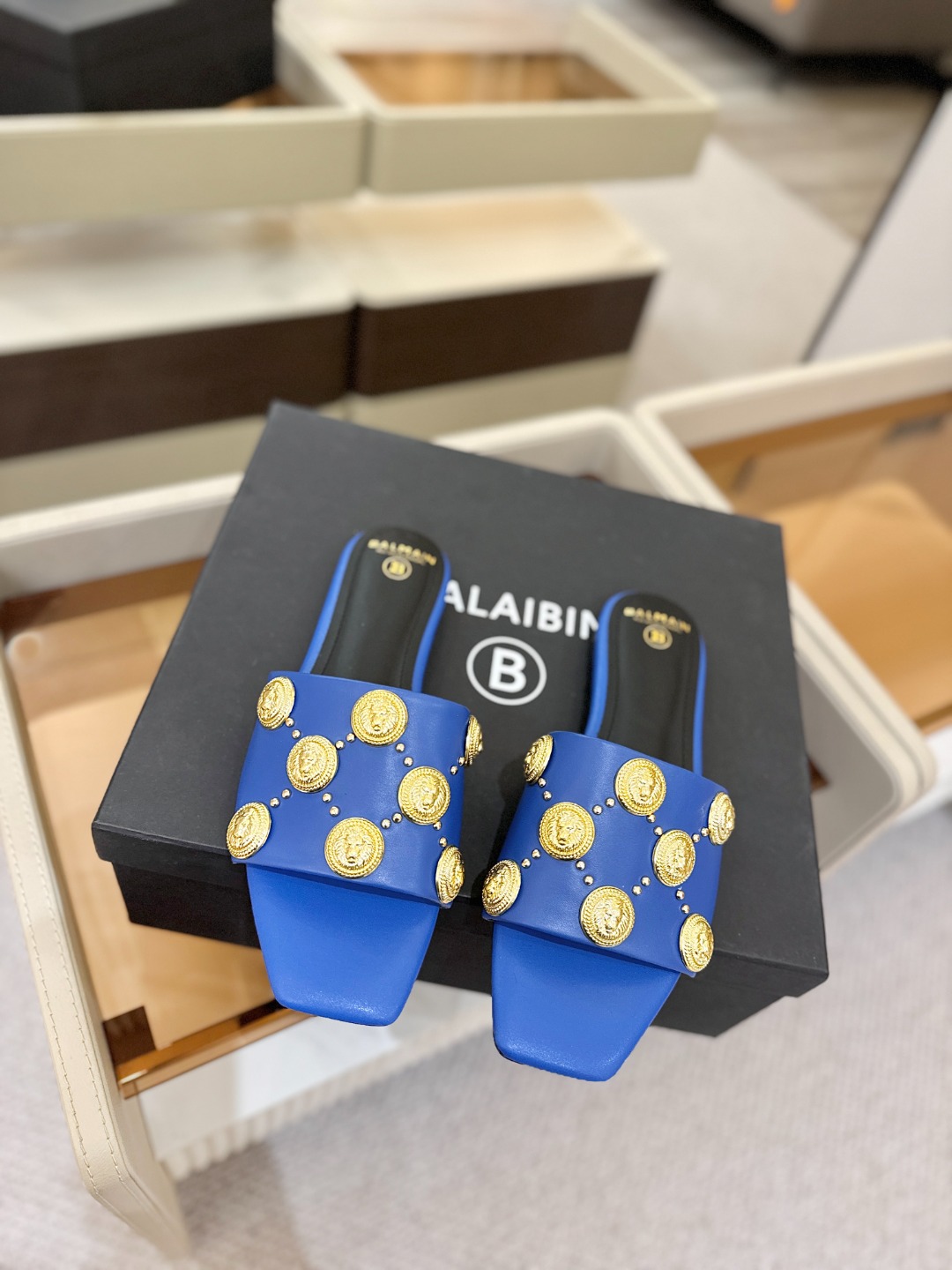 巴尔曼 走秀时装 👄时髦平底拖鞋𝘽𝙖𝙡𝙢𝙖𝙞𝙣巴尔曼 愈发別致出众 赶紧来一双巴尔曼小美鞋率性的𝘽𝙖𝙡𝙢