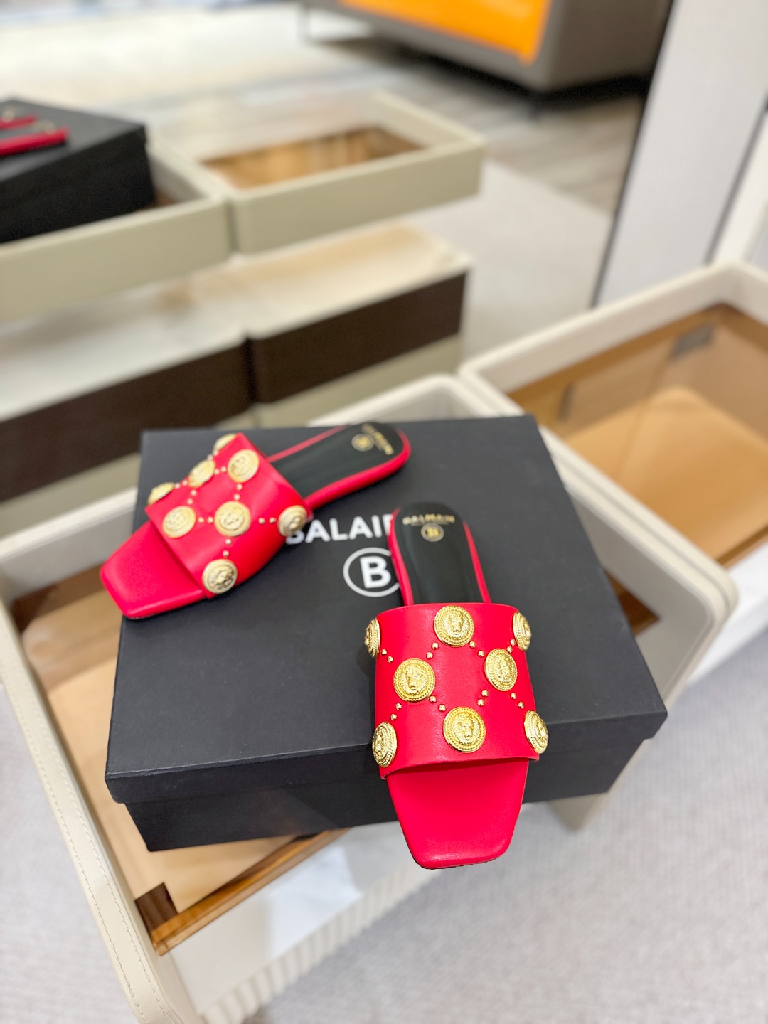 巴尔曼 走秀时装 👄时髦平底拖鞋𝘽𝙖𝙡𝙢𝙖𝙞𝙣巴尔曼 愈发別致出众 赶紧来一双巴尔曼小美鞋率性的𝘽𝙖𝙡𝙢