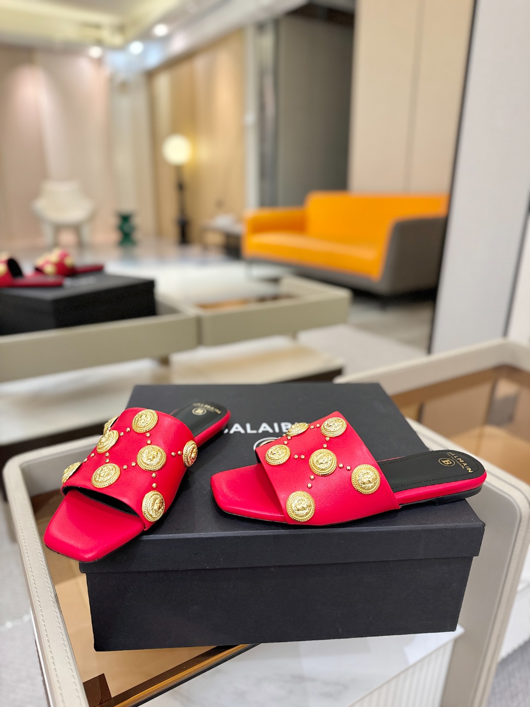 巴尔曼 走秀时装 👄时髦平底拖鞋𝘽𝙖𝙡𝙢𝙖𝙞𝙣巴尔曼 愈发別致出众 赶紧来一双巴尔曼小美鞋率性的𝘽𝙖𝙡𝙢