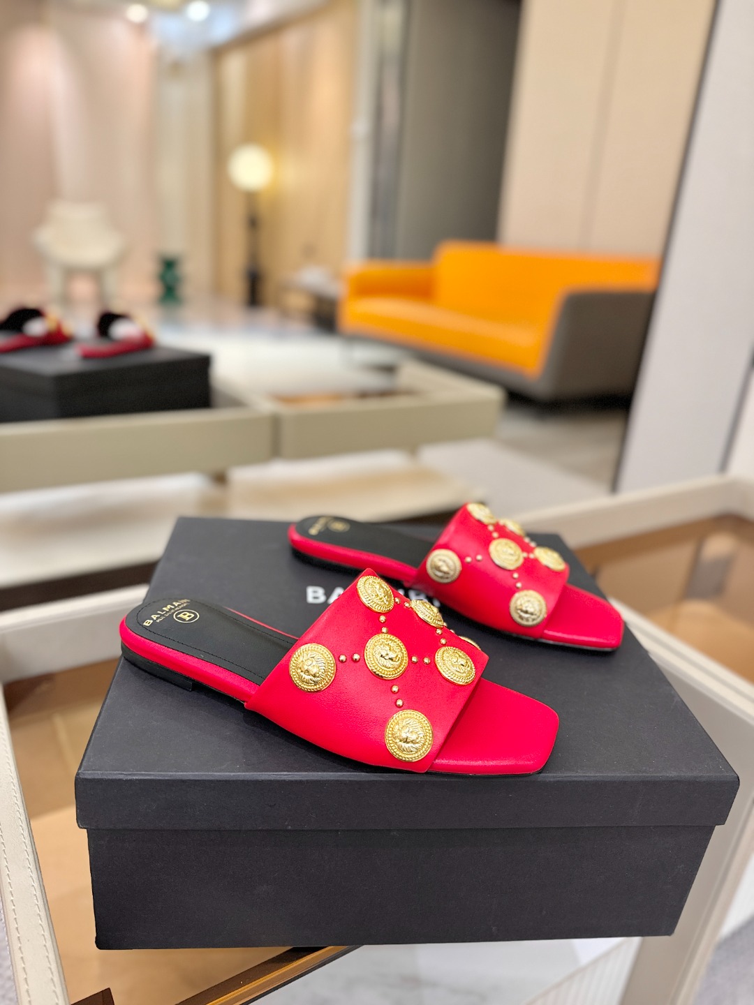 巴尔曼 走秀时装 👄时髦平底拖鞋𝘽𝙖𝙡𝙢𝙖𝙞𝙣巴尔曼 愈发別致出众 赶紧来一双巴尔曼小美鞋率性的𝘽𝙖𝙡𝙢