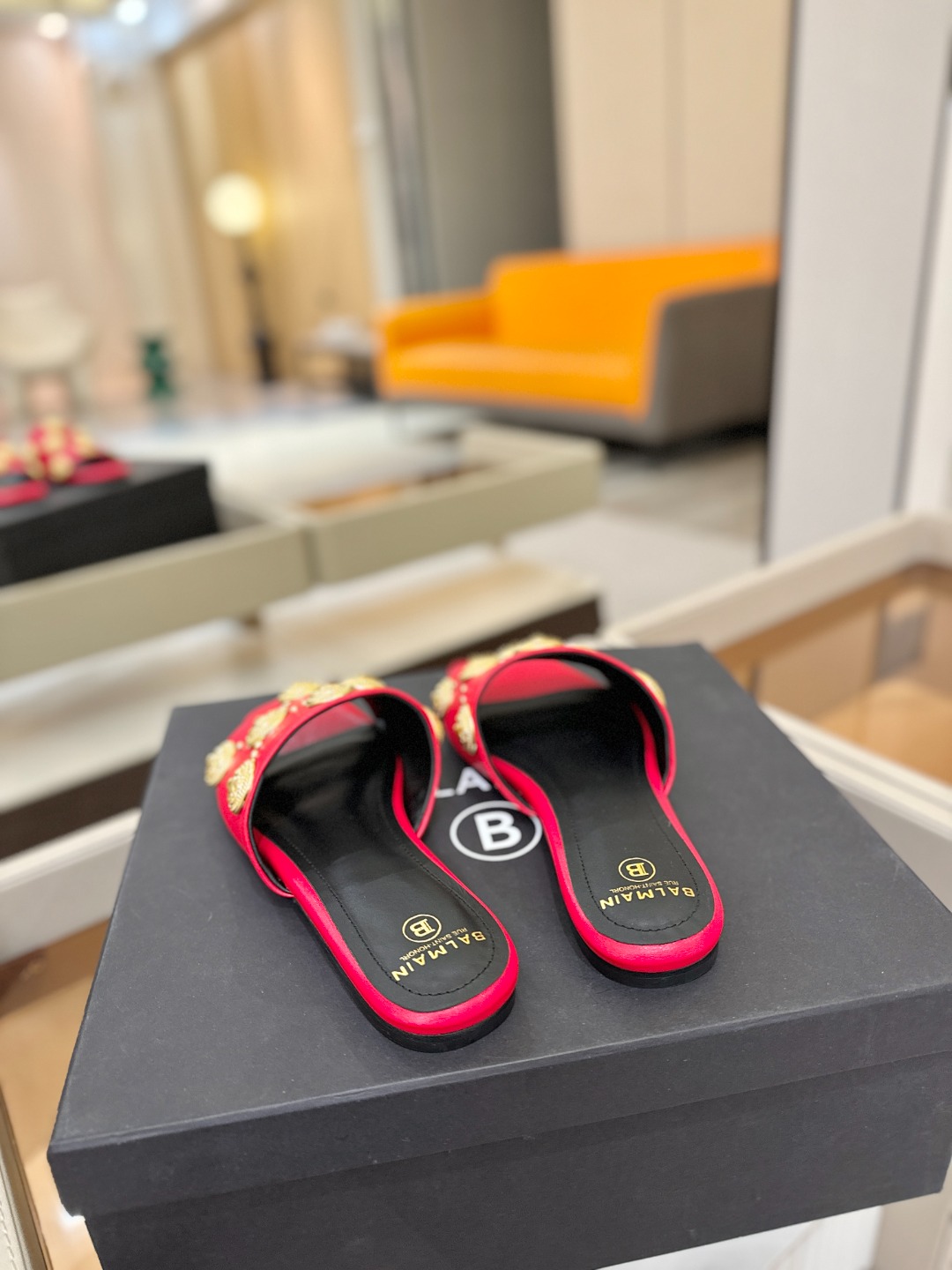 巴尔曼 走秀时装 👄时髦平底拖鞋𝘽𝙖𝙡𝙢𝙖𝙞𝙣巴尔曼 愈发別致出众 赶紧来一双巴尔曼小美鞋率性的𝘽𝙖𝙡𝙢