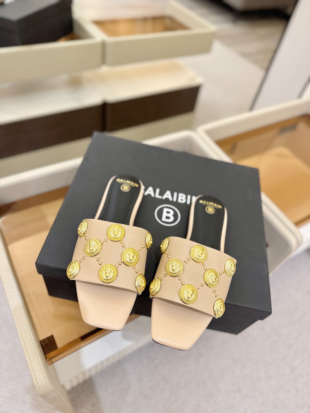 巴尔曼 走秀时装 👄时髦平底拖鞋𝘽𝙖𝙡𝙢𝙖𝙞𝙣巴尔曼 愈发別致出众 赶紧来一双巴尔曼小美鞋率性的𝘽𝙖𝙡𝙢