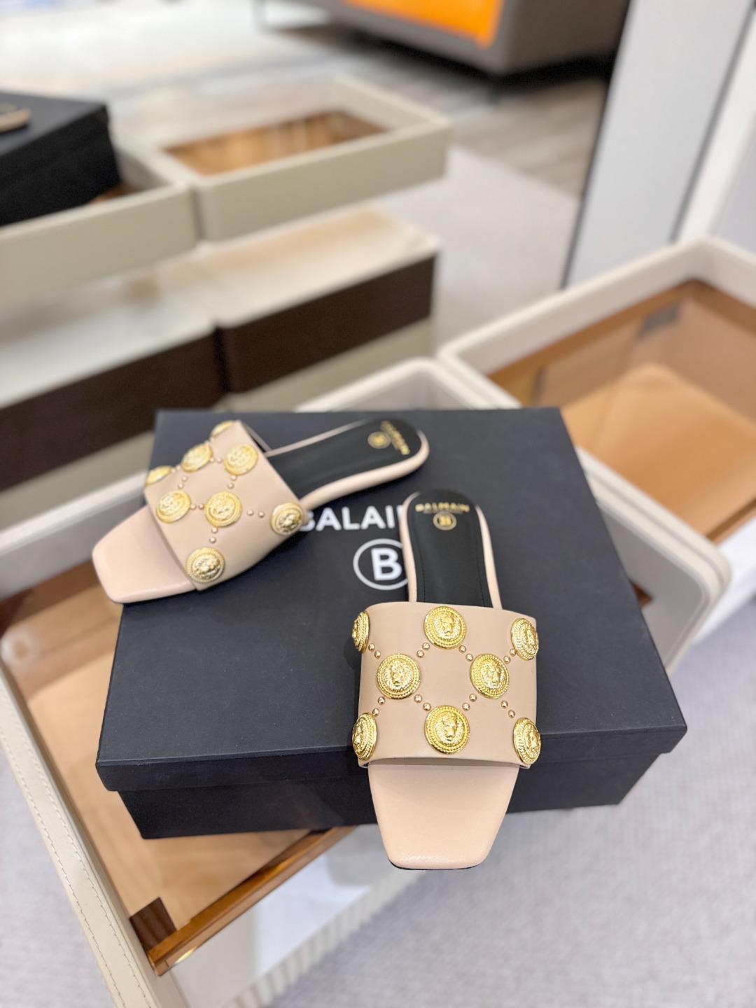 巴尔曼 走秀时装 👄时髦平底拖鞋𝘽𝙖𝙡𝙢𝙖𝙞𝙣巴尔曼 愈发別致出众 赶紧来一双巴尔曼小美鞋率性的𝘽𝙖𝙡𝙢