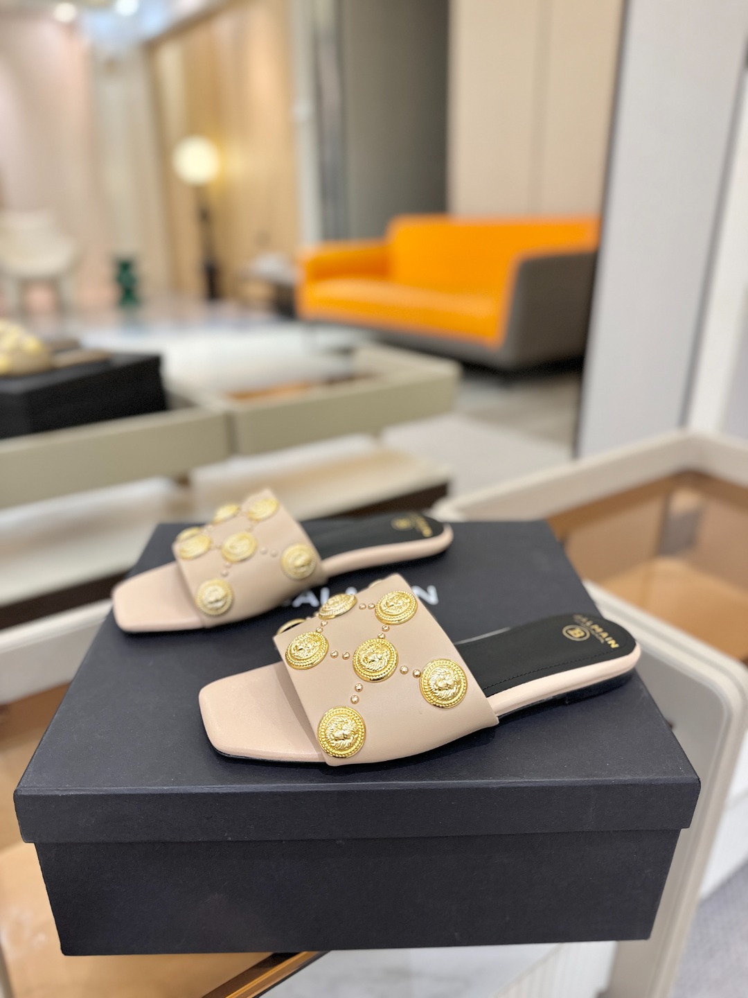 巴尔曼 走秀时装 👄时髦平底拖鞋𝘽𝙖𝙡𝙢𝙖𝙞𝙣巴尔曼 愈发別致出众 赶紧来一双巴尔曼小美鞋率性的𝘽𝙖𝙡𝙢