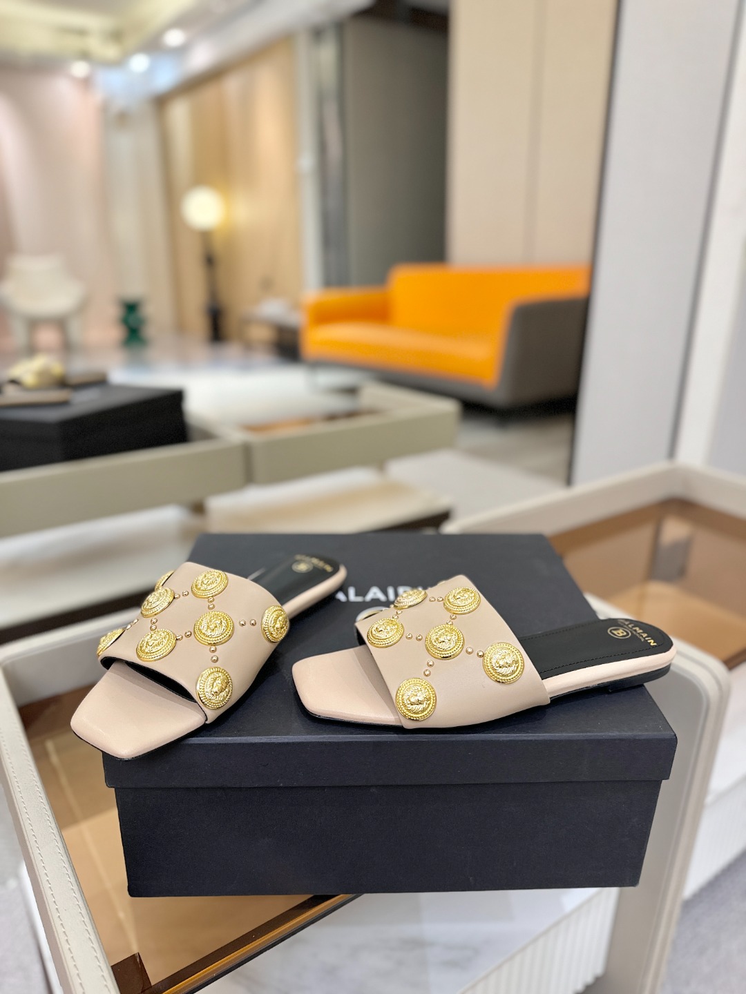 巴尔曼 走秀时装 👄时髦平底拖鞋𝘽𝙖𝙡𝙢𝙖𝙞𝙣巴尔曼 愈发別致出众 赶紧来一双巴尔曼小美鞋率性的𝘽𝙖𝙡𝙢