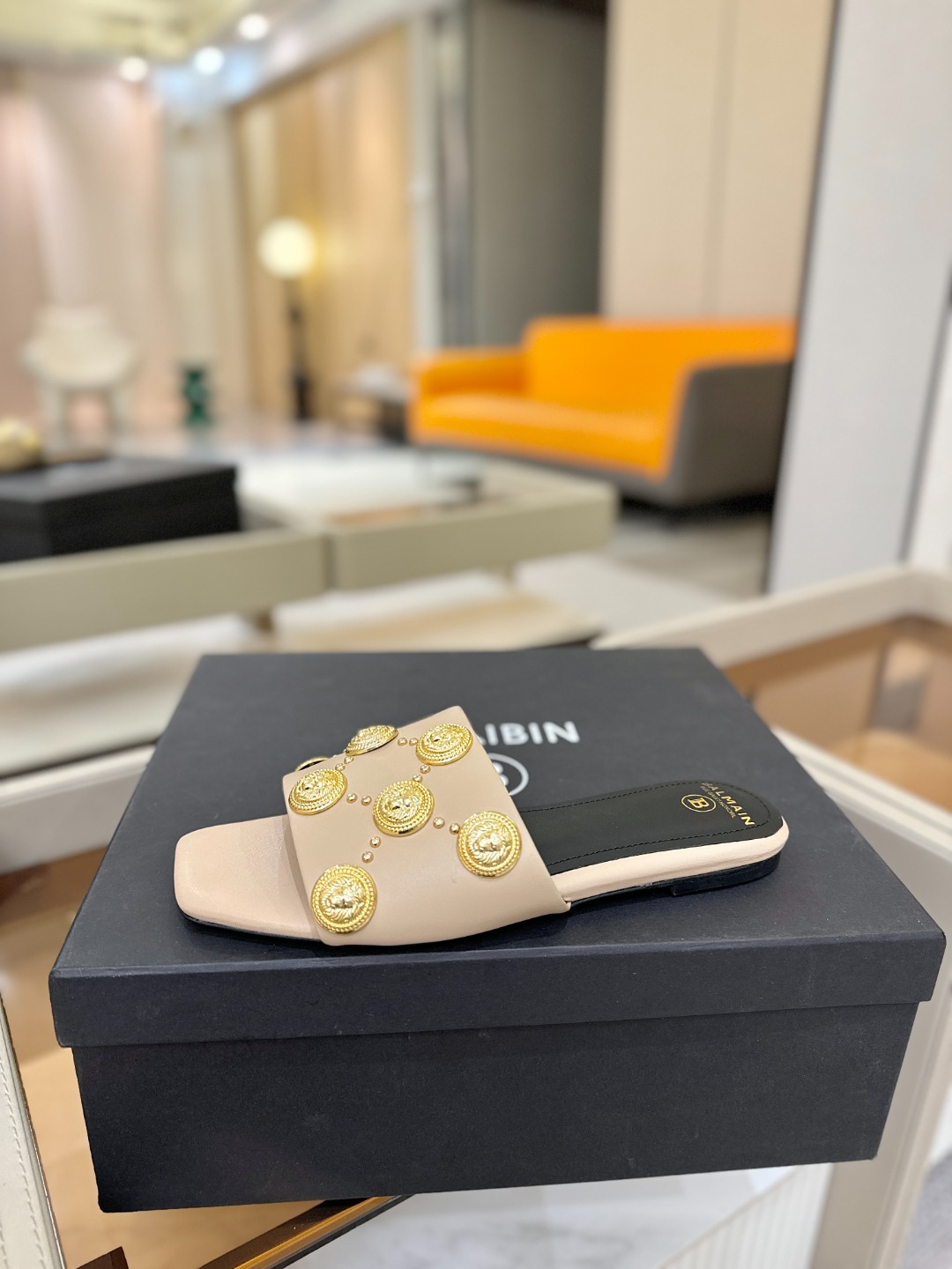 巴尔曼 走秀时装 👄时髦平底拖鞋𝘽𝙖𝙡𝙢𝙖𝙞𝙣巴尔曼 愈发別致出众 赶紧来一双巴尔曼小美鞋率性的𝘽𝙖𝙡𝙢