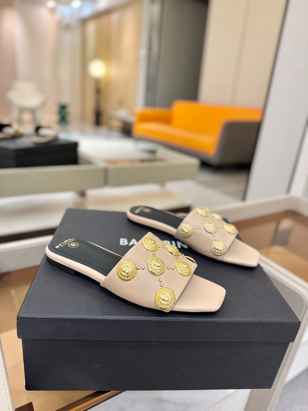 巴尔曼 走秀时装 👄时髦平底拖鞋𝘽𝙖𝙡𝙢𝙖𝙞𝙣巴尔曼 愈发別致出众 赶紧来一双巴尔曼小美鞋率性的𝘽𝙖𝙡𝙢