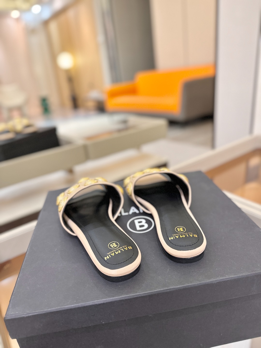 巴尔曼 走秀时装 👄时髦平底拖鞋𝘽𝙖𝙡𝙢𝙖𝙞𝙣巴尔曼 愈发別致出众 赶紧来一双巴尔曼小美鞋率性的𝘽𝙖𝙡𝙢