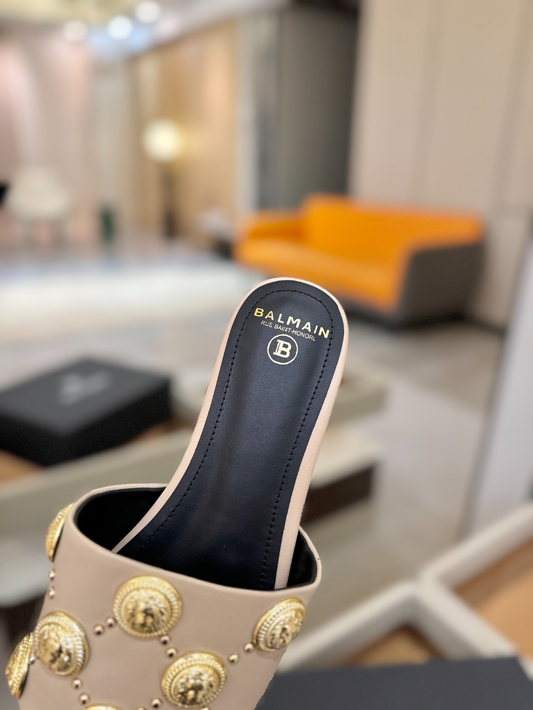 巴尔曼 走秀时装 👄时髦平底拖鞋𝘽𝙖𝙡𝙢𝙖𝙞𝙣巴尔曼 愈发別致出众 赶紧来一双巴尔曼小美鞋率性的𝘽𝙖𝙡𝙢