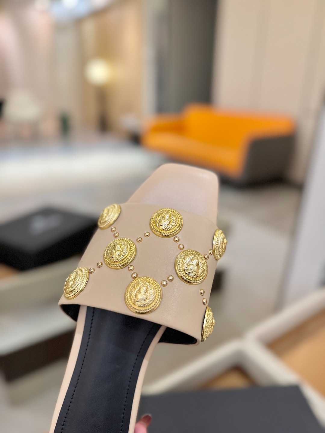 巴尔曼 走秀时装 👄时髦平底拖鞋𝘽𝙖𝙡𝙢𝙖𝙞𝙣巴尔曼 愈发別致出众 赶紧来一双巴尔曼小美鞋率性的𝘽𝙖𝙡𝙢