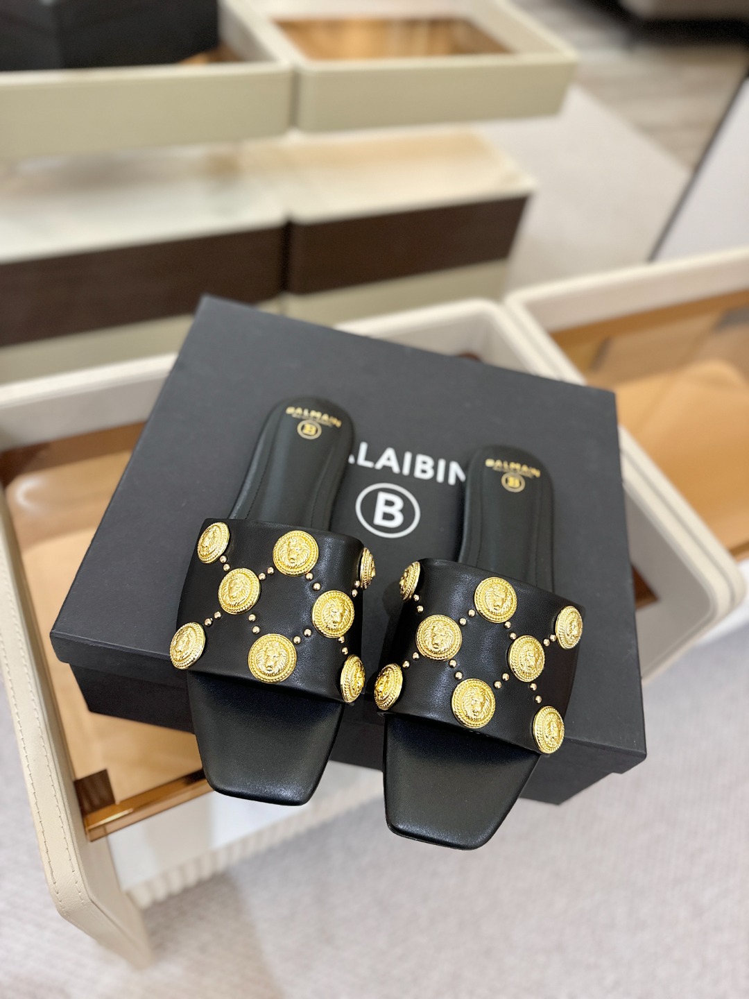 巴尔曼 走秀时装 👄时髦平底拖鞋𝘽𝙖𝙡𝙢𝙖𝙞𝙣巴尔曼 愈发別致出众 赶紧来一双巴尔曼小美鞋率性的𝘽𝙖𝙡𝙢