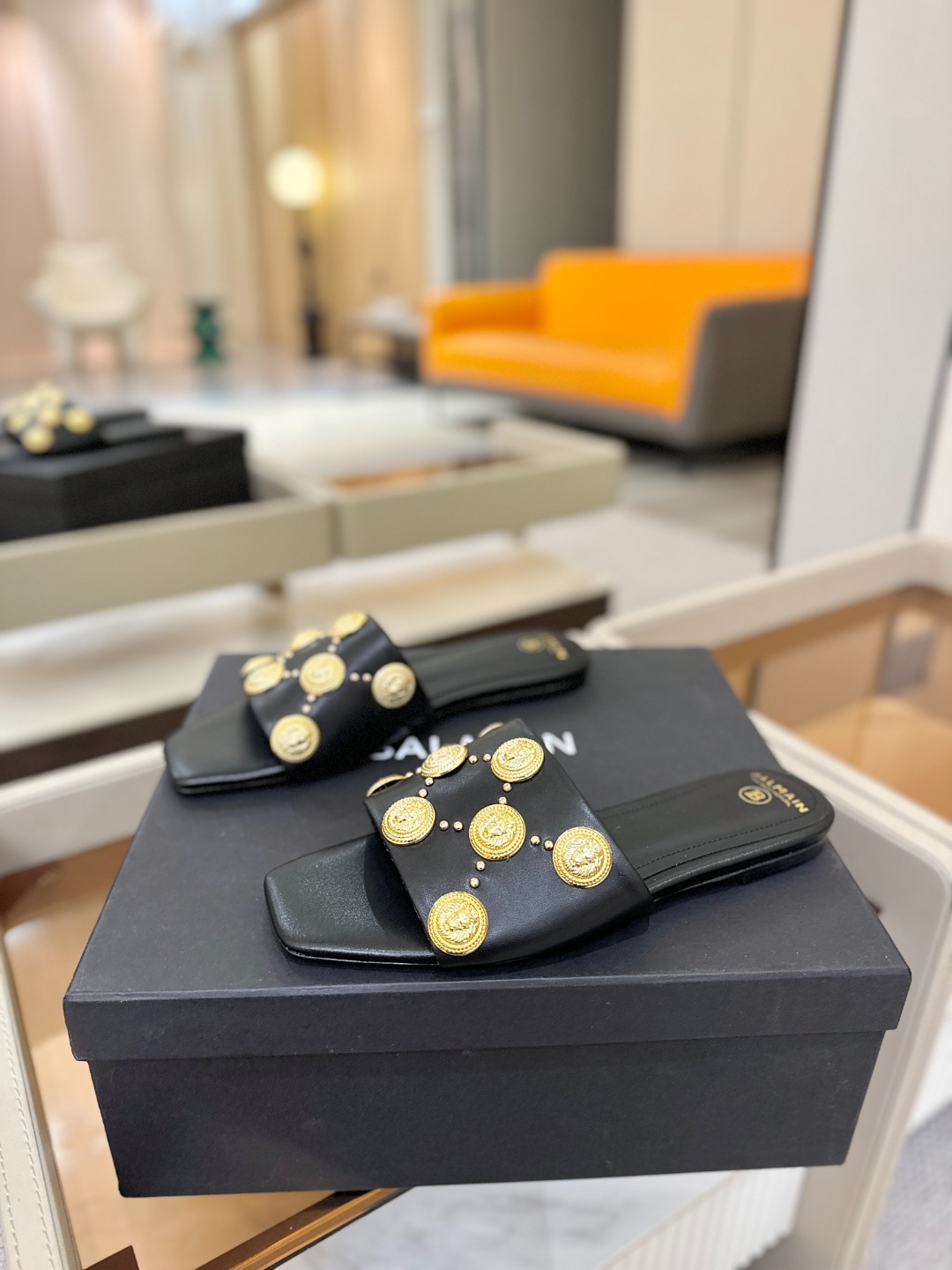 巴尔曼 走秀时装 👄时髦平底拖鞋𝘽𝙖𝙡𝙢𝙖𝙞𝙣巴尔曼 愈发別致出众 赶紧来一双巴尔曼小美鞋率性的𝘽𝙖𝙡𝙢