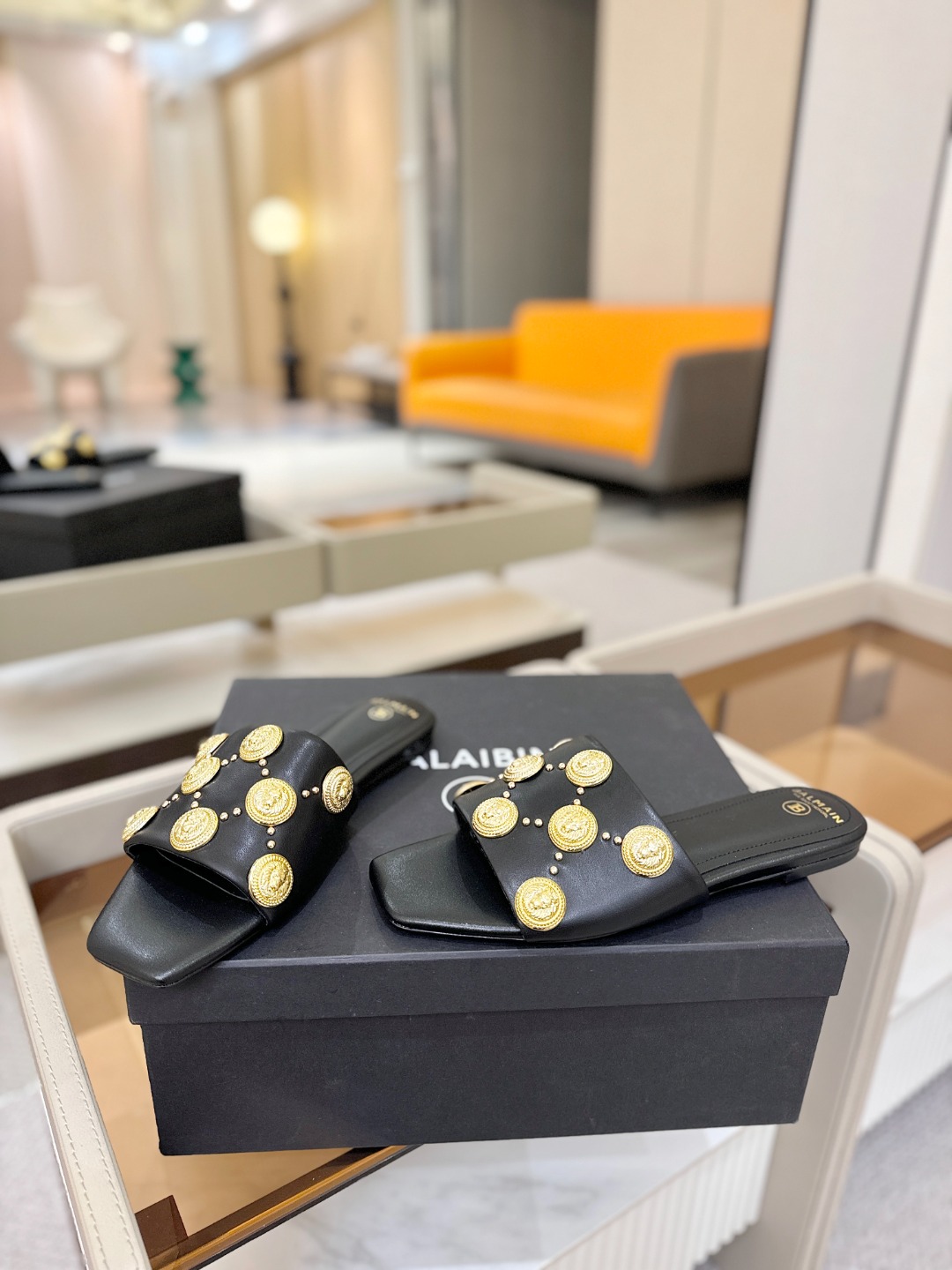 巴尔曼 走秀时装 👄时髦平底拖鞋𝘽𝙖𝙡𝙢𝙖𝙞𝙣巴尔曼 愈发別致出众 赶紧来一双巴尔曼小美鞋率性的𝘽𝙖𝙡𝙢