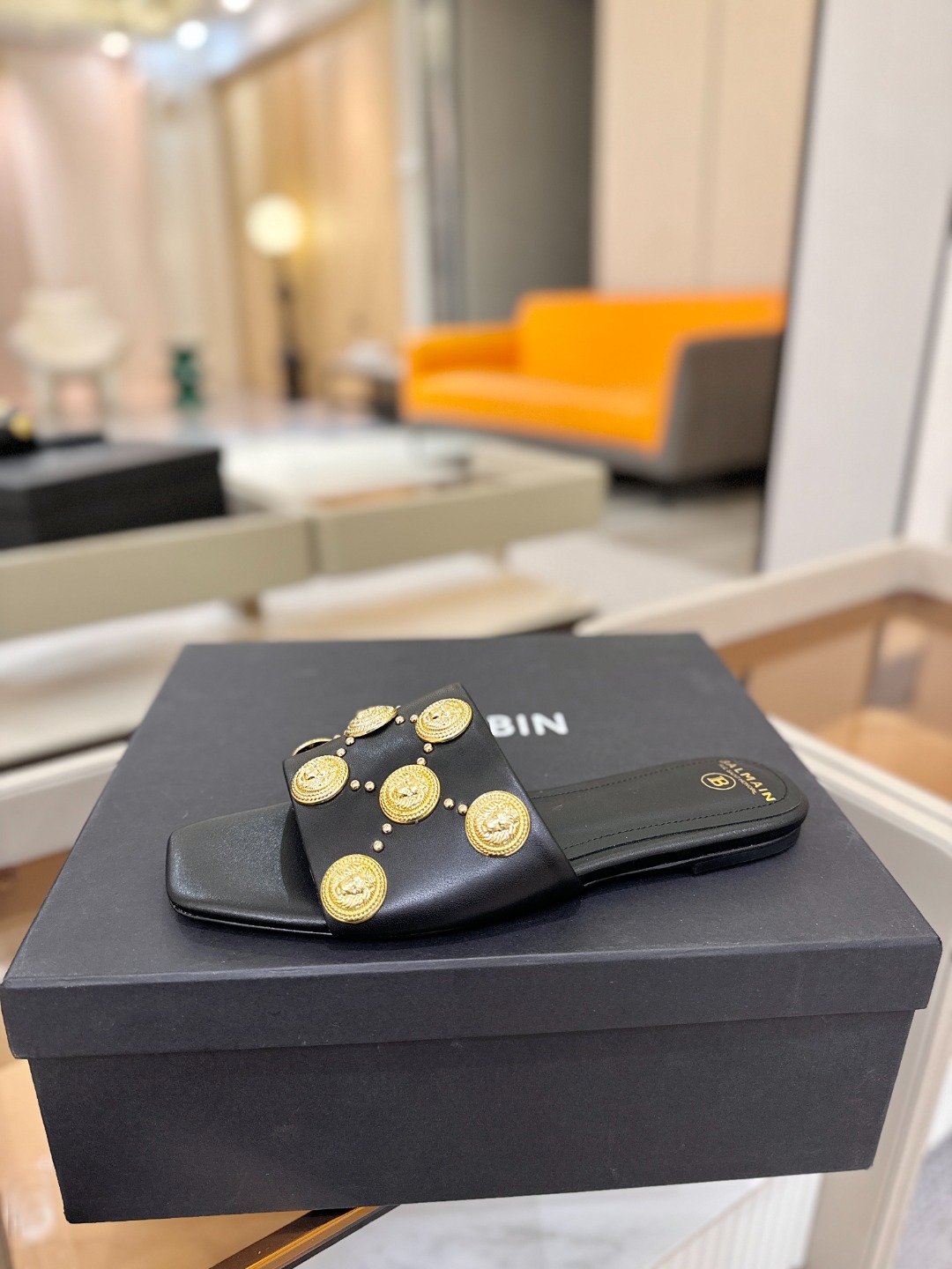 巴尔曼 走秀时装 👄时髦平底拖鞋𝘽𝙖𝙡𝙢𝙖𝙞𝙣巴尔曼 愈发別致出众 赶紧来一双巴尔曼小美鞋率性的𝘽𝙖𝙡𝙢