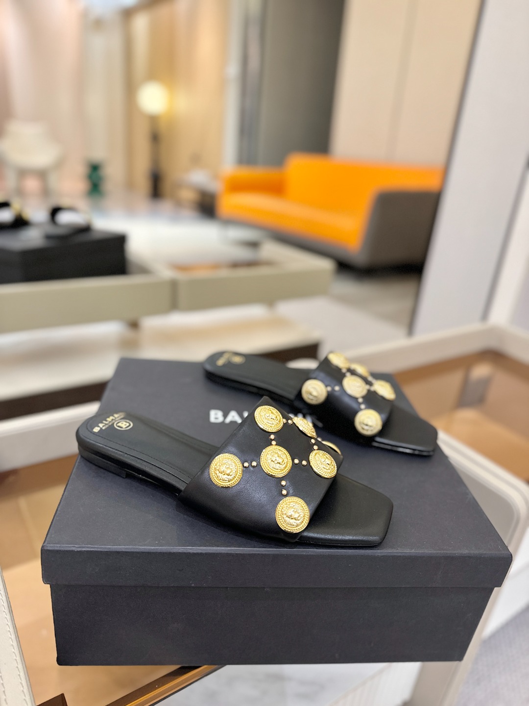 巴尔曼 走秀时装 👄时髦平底拖鞋𝘽𝙖𝙡𝙢𝙖𝙞𝙣巴尔曼 愈发別致出众 赶紧来一双巴尔曼小美鞋率性的𝘽𝙖𝙡𝙢