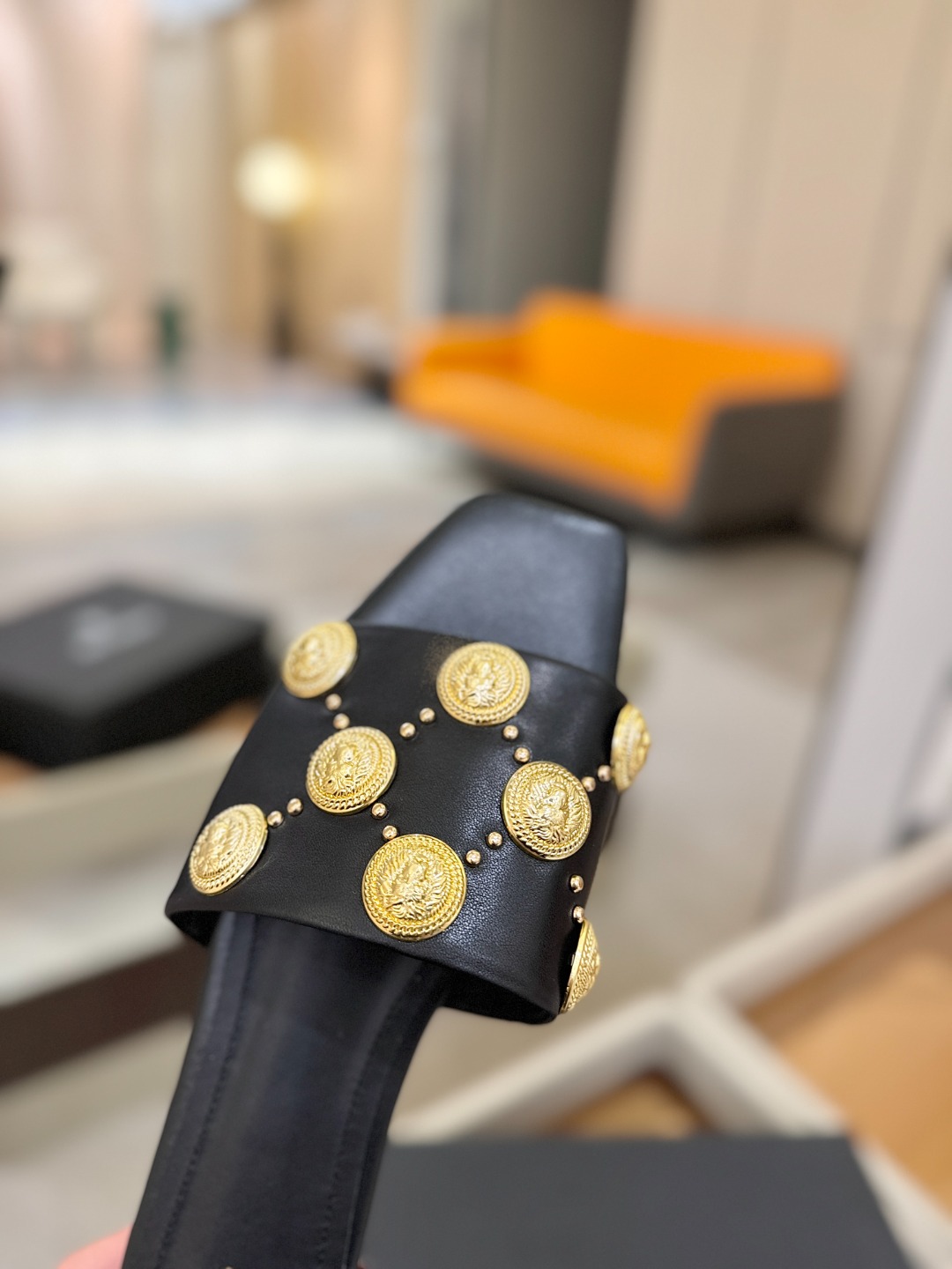 巴尔曼 走秀时装 👄时髦平底拖鞋𝘽𝙖𝙡𝙢𝙖𝙞𝙣巴尔曼 愈发別致出众 赶紧来一双巴尔曼小美鞋率性的𝘽𝙖𝙡𝙢