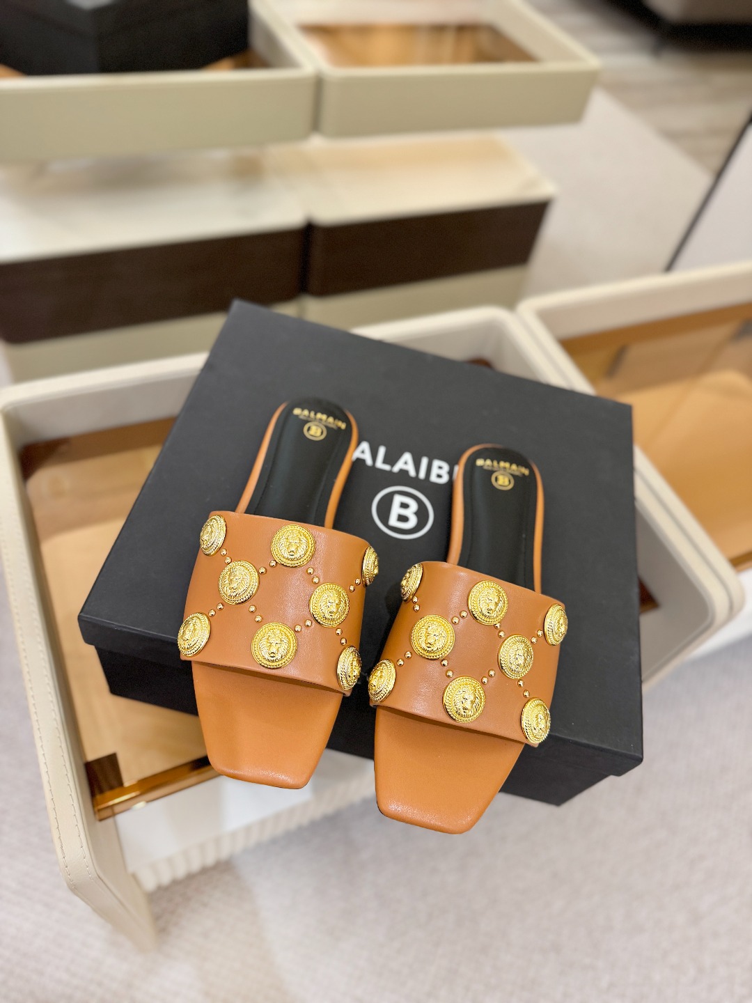 巴尔曼 走秀时装 👄时髦平底拖鞋𝘽𝙖𝙡𝙢𝙖𝙞𝙣巴尔曼 愈发別致出众 赶紧来一双巴尔曼小美鞋率性的𝘽𝙖𝙡𝙢