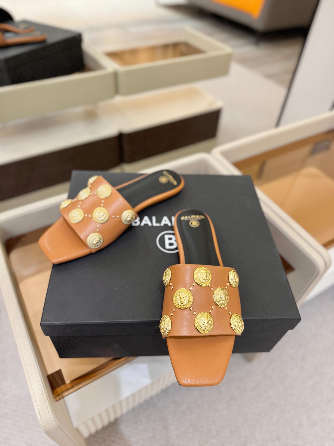 巴尔曼 走秀时装 👄时髦平底拖鞋𝘽𝙖𝙡𝙢𝙖𝙞𝙣巴尔曼 愈发別致出众 赶紧来一双巴尔曼小美鞋率性的𝘽𝙖𝙡𝙢