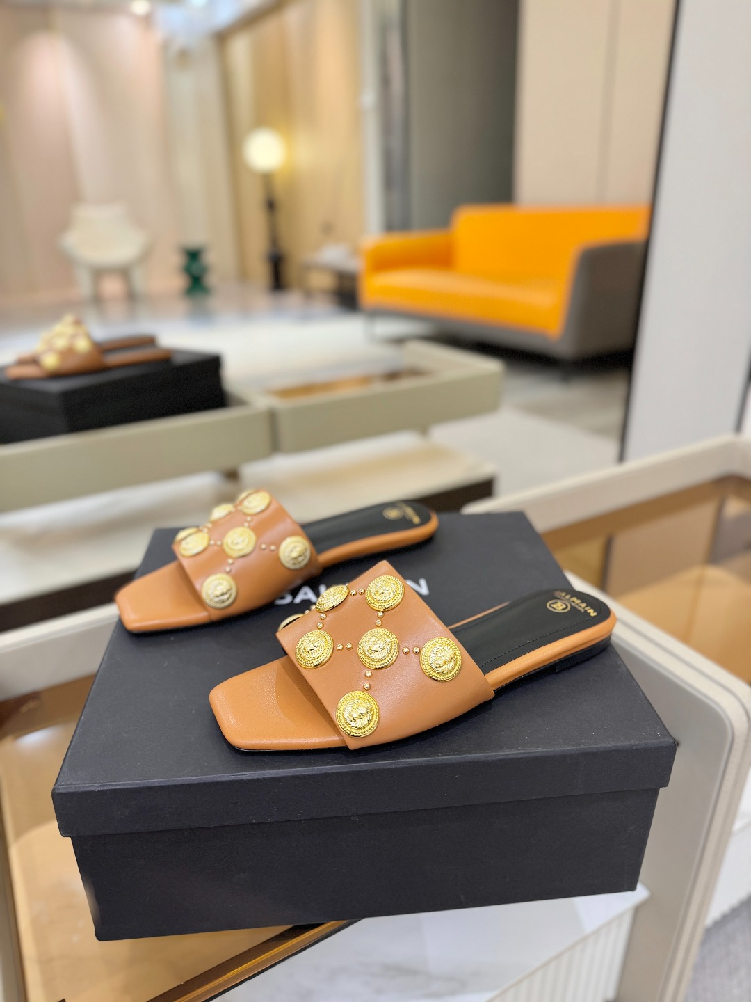 巴尔曼 走秀时装 👄时髦平底拖鞋𝘽𝙖𝙡𝙢𝙖𝙞𝙣巴尔曼 愈发別致出众 赶紧来一双巴尔曼小美鞋率性的𝘽𝙖𝙡𝙢