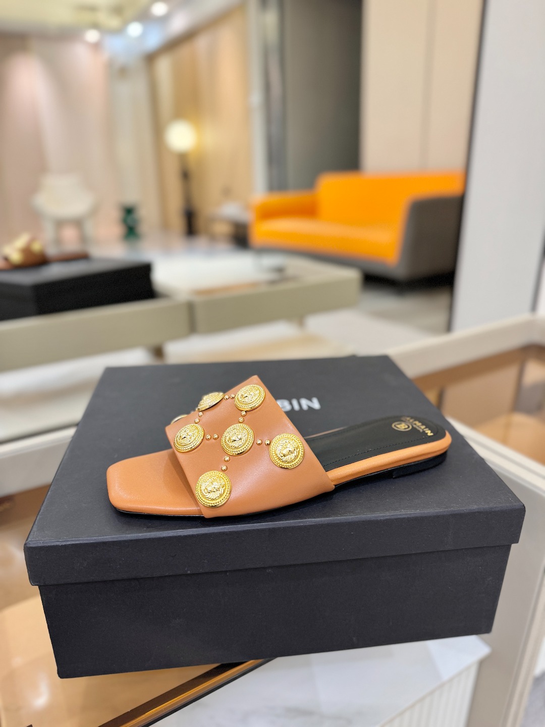 NO:679564,Price Balmain Catwalk Fashion Fashionable Flat Slippers Balmain is becoming more and more unique and outstanding. Hurry up and get a pair of Balmain shoes. They are fashionable, invincible and beautiful! This sandal is really impressive. The material is imported cowhide. The lining is imported cowhide. The heel is high and flat. Outsole: Genuine leather outsole imported from Italy. Buckle: Original buckle. Number of molds: 36--42 (40.41.42 customization is not returnable), slippers, balmain, slippers, cowhide, Leather soles19860909价格 巴尔曼 走秀时装 时髦平底拖鞋 巴尔曼 愈发別致出众 赶紧来一双巴尔曼小美鞋率性的 无敌气场无敌好看！这凉拖真是气势十足 材质进口牛皮 内里进口牛皮 跟高平底 大底: 意大利进口真皮大底 饰扣: 原版饰扣开模 码数: 36--42（40.41.42定制不退换）,拖鞋,balmain,slippers,cowhide,Leather soles,Women's Shoes