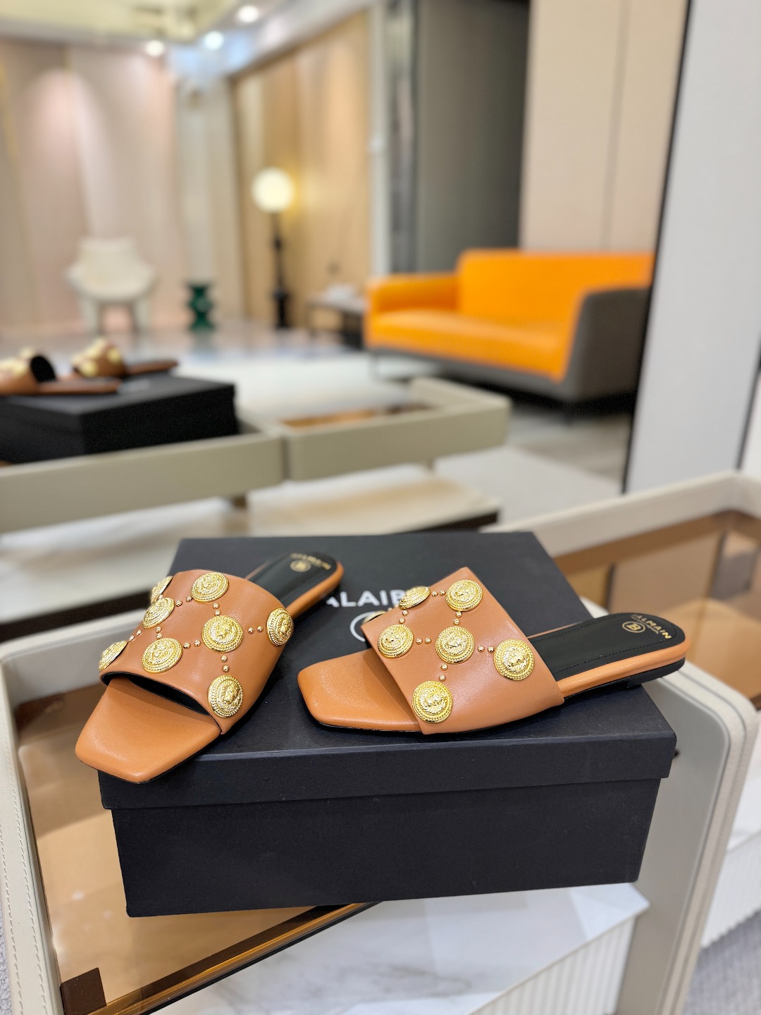 巴尔曼 走秀时装 👄时髦平底拖鞋𝘽𝙖𝙡𝙢𝙖𝙞𝙣巴尔曼 愈发別致出众 赶紧来一双巴尔曼小美鞋率性的𝘽𝙖𝙡𝙢