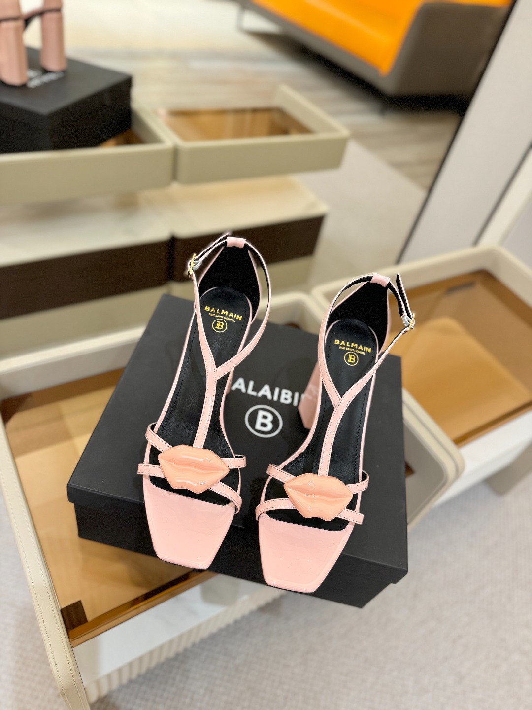 巴尔曼 走秀恨天高水台凉鞋。ʚ😊ɞ 品牌巴尔曼𝘽𝙖𝙡𝙢𝙖𝙞𝙣由法国时装设计师𝙥𝙞𝙚𝙧𝙧𝙚 𝘽𝙖𝙡𝙢𝙖𝙞𝙣