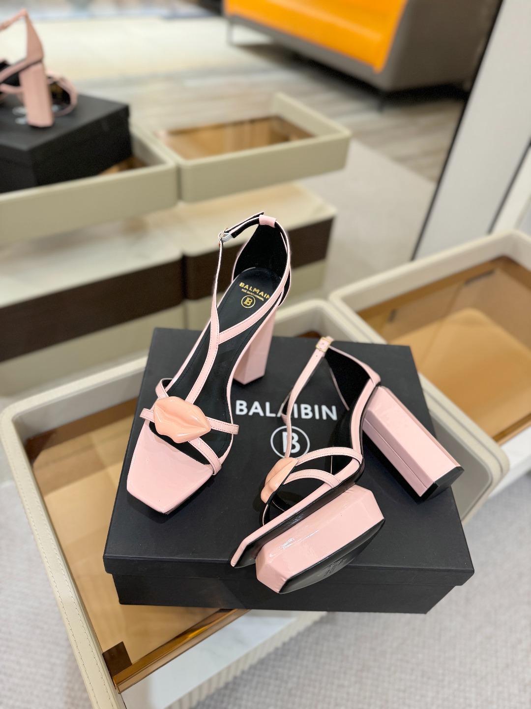 巴尔曼 走秀恨天高水台凉鞋。ʚ😊ɞ 品牌巴尔曼𝘽𝙖𝙡𝙢𝙖𝙞𝙣由法国时装设计师𝙥𝙞𝙚𝙧𝙧𝙚 𝘽𝙖𝙡𝙢𝙖𝙞𝙣