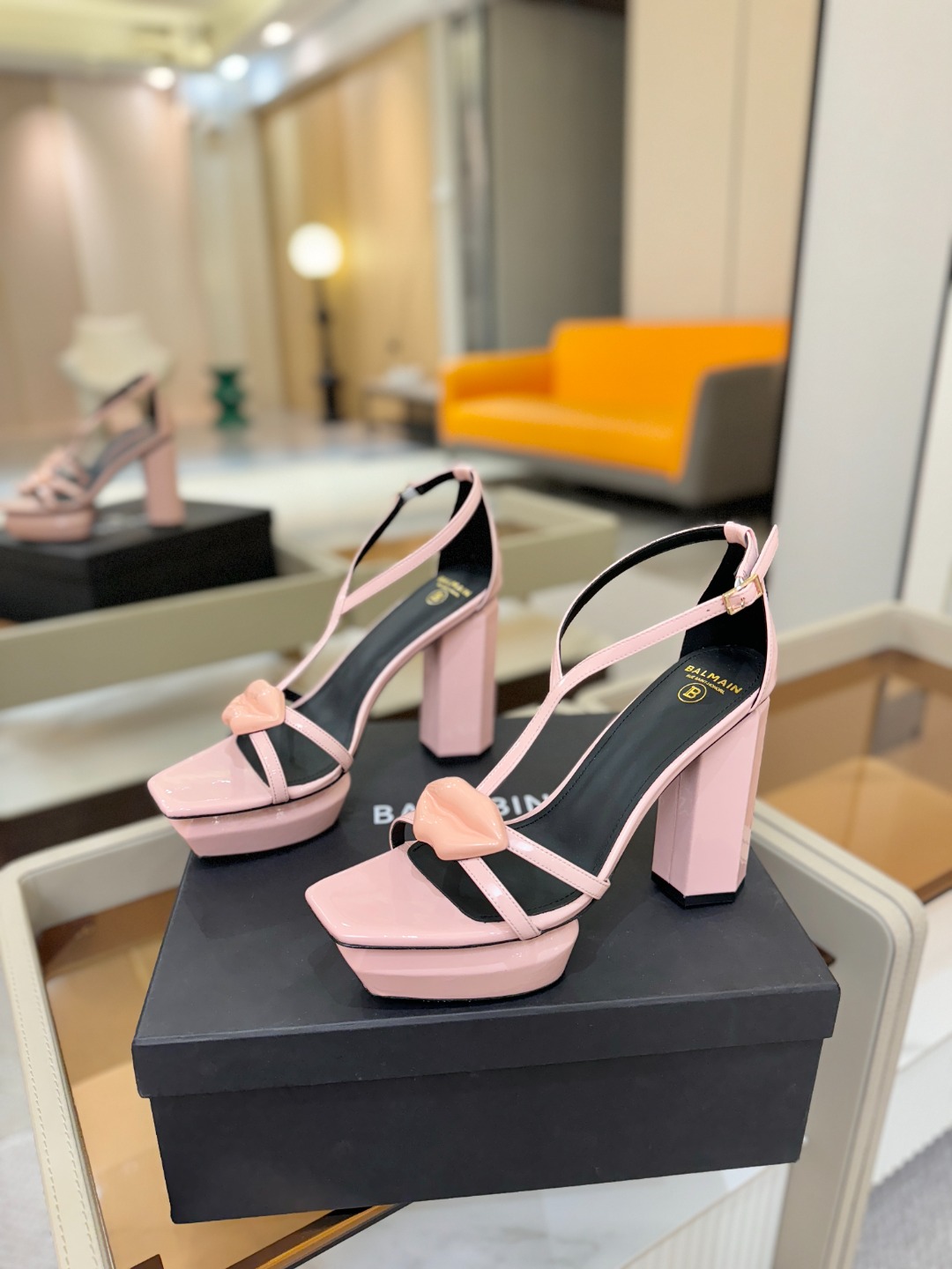 巴尔曼 走秀恨天高水台凉鞋。ʚ😊ɞ 品牌巴尔曼𝘽𝙖𝙡𝙢𝙖𝙞𝙣由法国时装设计师𝙥𝙞𝙚𝙧𝙧𝙚 𝘽𝙖𝙡𝙢𝙖𝙞𝙣