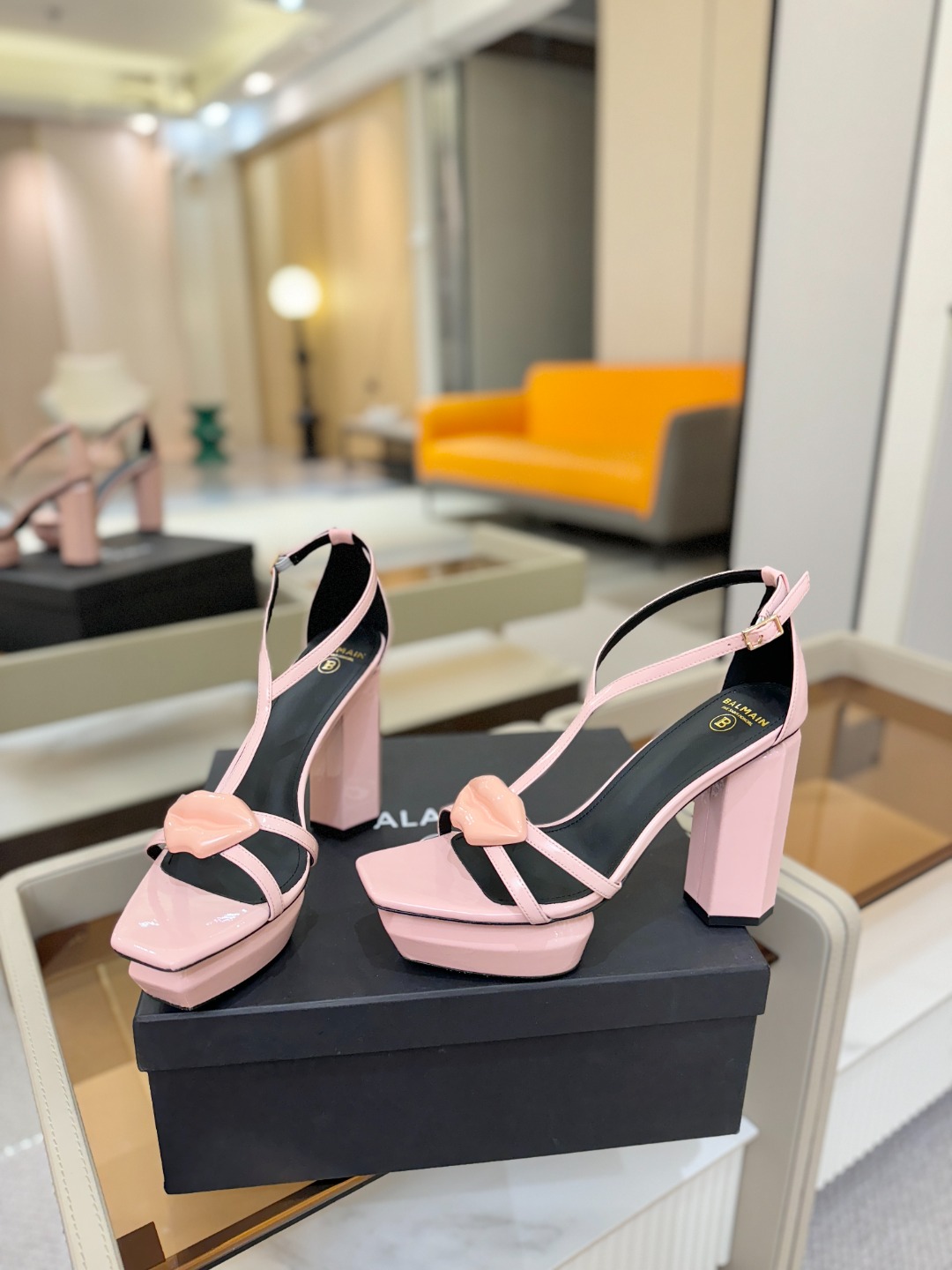 巴尔曼 走秀恨天高水台凉鞋。ʚ😊ɞ 品牌巴尔曼𝘽𝙖𝙡𝙢𝙖𝙞𝙣由法国时装设计师𝙥𝙞𝙚𝙧𝙧𝙚 𝘽𝙖𝙡𝙢𝙖𝙞𝙣