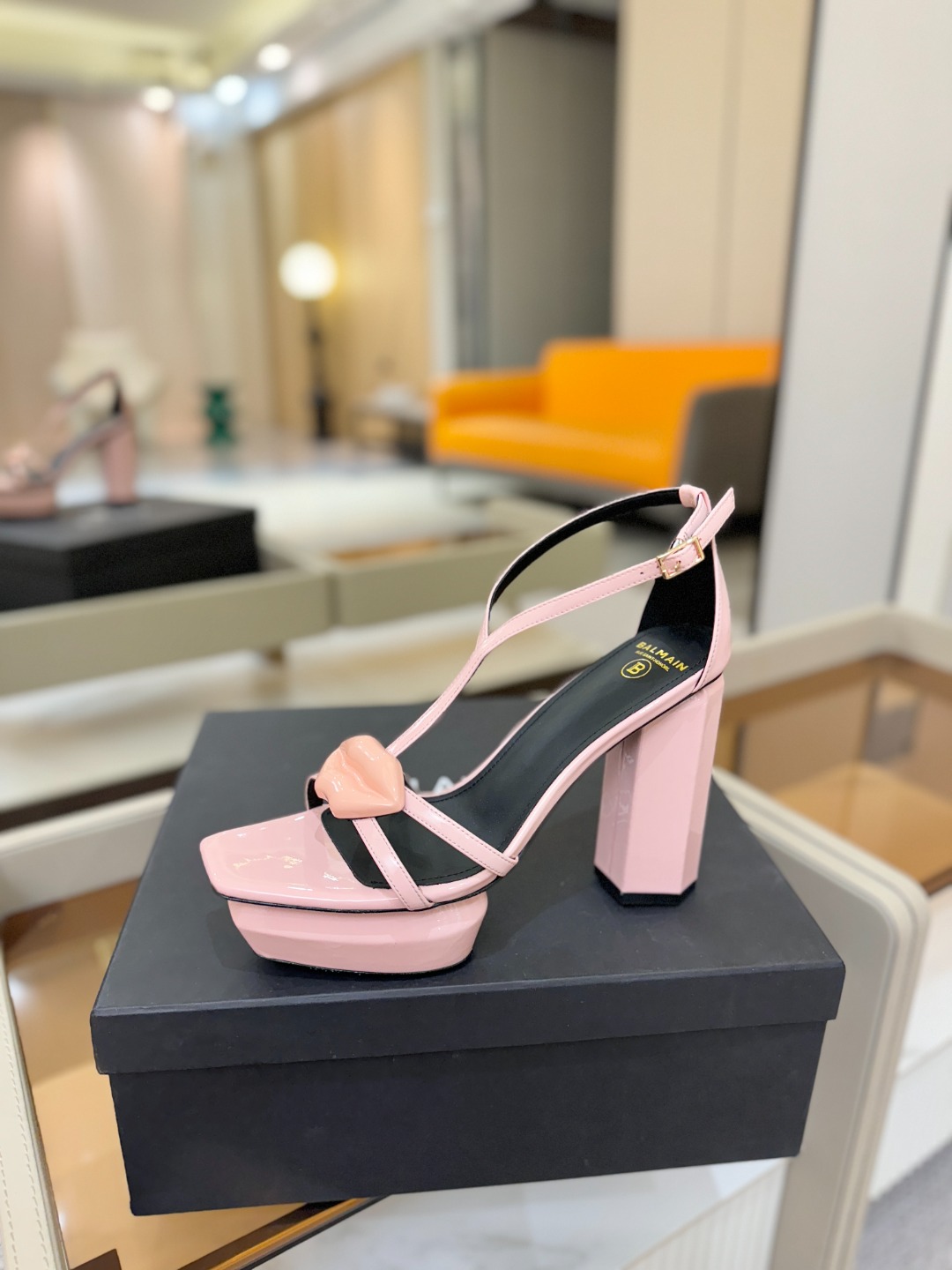 巴尔曼 走秀恨天高水台凉鞋。ʚ😊ɞ 品牌巴尔曼𝘽𝙖𝙡𝙢𝙖𝙞𝙣由法国时装设计师𝙥𝙞𝙚𝙧𝙧𝙚 𝘽𝙖𝙡𝙢𝙖𝙞𝙣