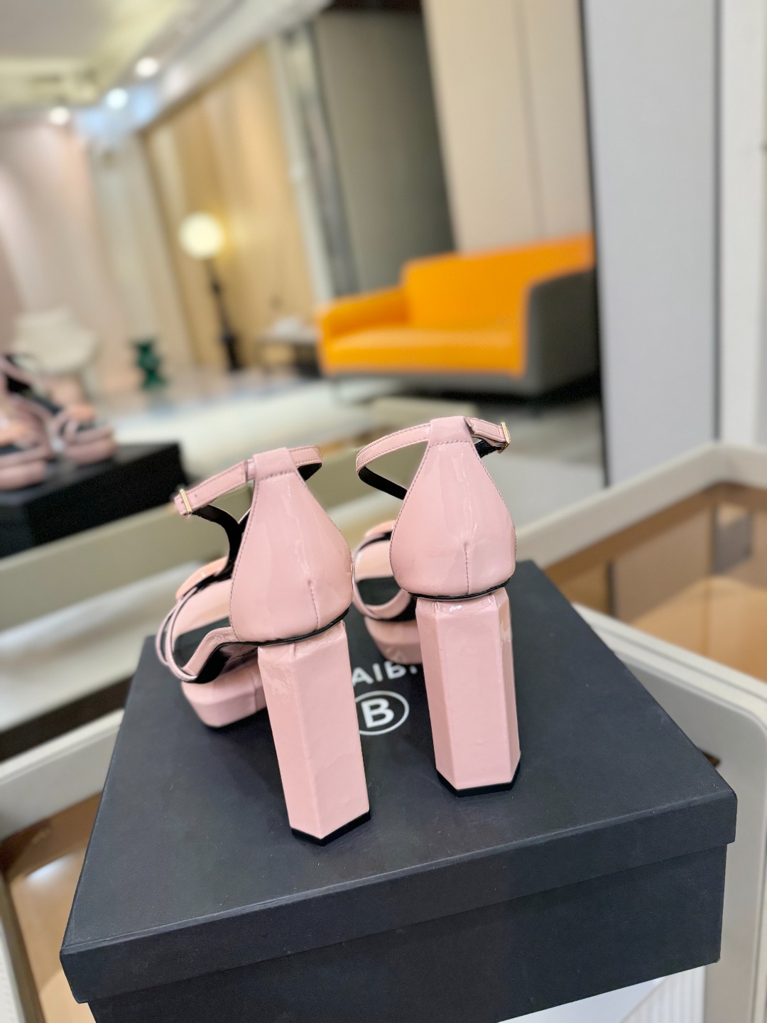 巴尔曼 走秀恨天高水台凉鞋。ʚ😊ɞ 品牌巴尔曼𝘽𝙖𝙡𝙢𝙖𝙞𝙣由法国时装设计师𝙥𝙞𝙚𝙧𝙧𝙚 𝘽𝙖𝙡𝙢𝙖𝙞𝙣