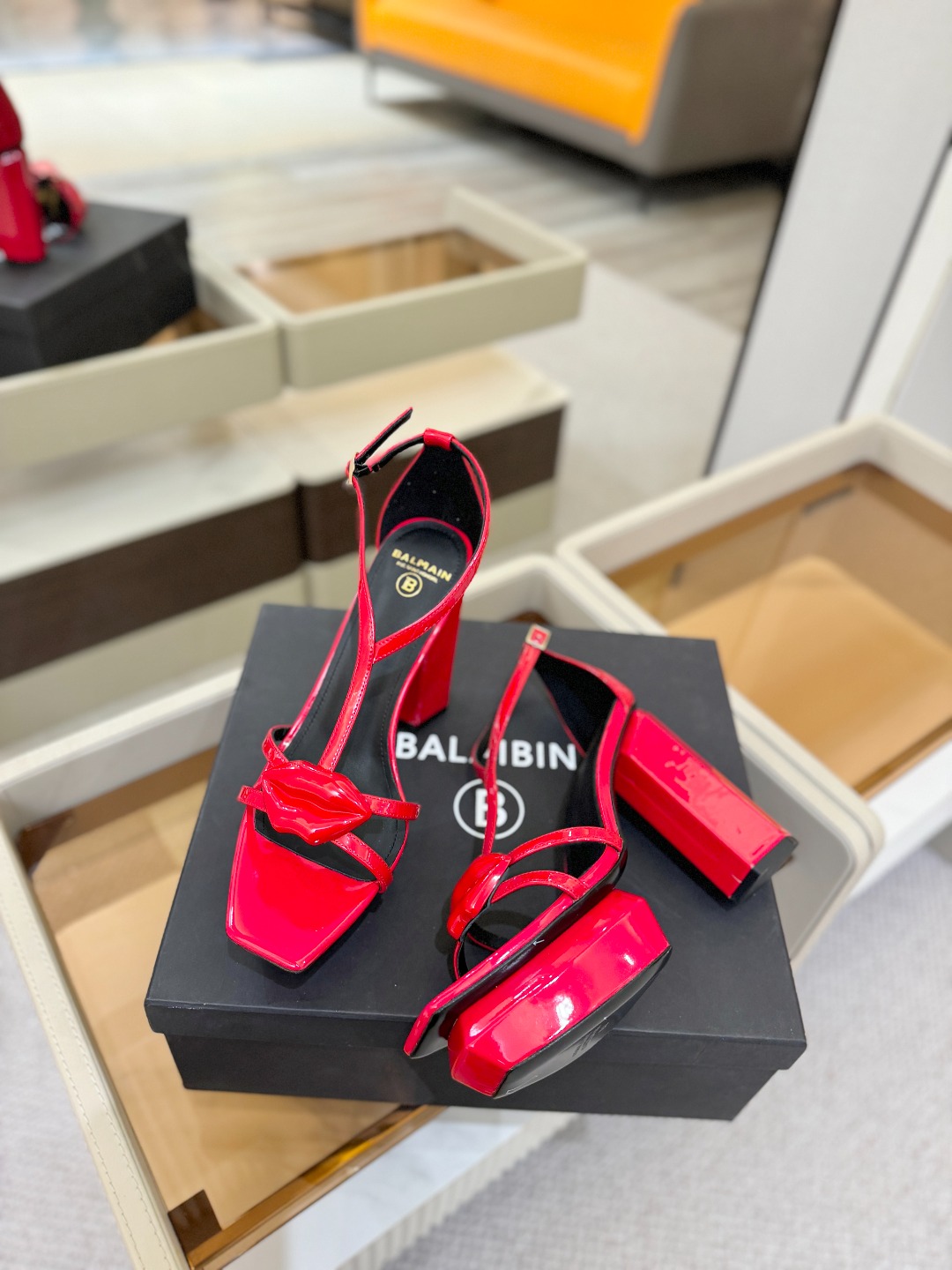 巴尔曼 走秀恨天高水台凉鞋。ʚ😊ɞ 品牌巴尔曼𝘽𝙖𝙡𝙢𝙖𝙞𝙣由法国时装设计师𝙥𝙞𝙚𝙧𝙧𝙚 𝘽𝙖𝙡𝙢𝙖𝙞𝙣