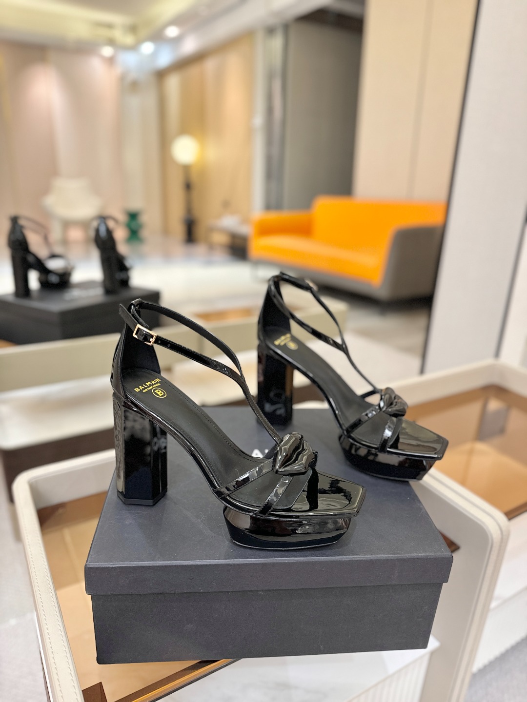 巴尔曼 走秀恨天高水台凉鞋。ʚ😊ɞ 品牌巴尔曼𝘽𝙖𝙡𝙢𝙖𝙞𝙣由法国时装设计师𝙥𝙞𝙚𝙧𝙧𝙚 𝘽𝙖𝙡𝙢𝙖𝙞𝙣