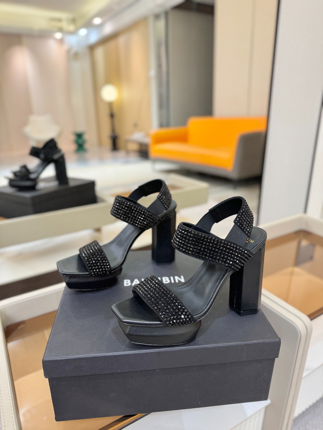 巴尔曼 走秀恨天高水台凉鞋。ʚ😊ɞ 品牌巴尔曼𝘽𝙖𝙡𝙢𝙖𝙞𝙣由法国时装设计师𝙥𝙞𝙚𝙧𝙧𝙚 𝘽𝙖𝙡𝙢𝙖𝙞𝙣