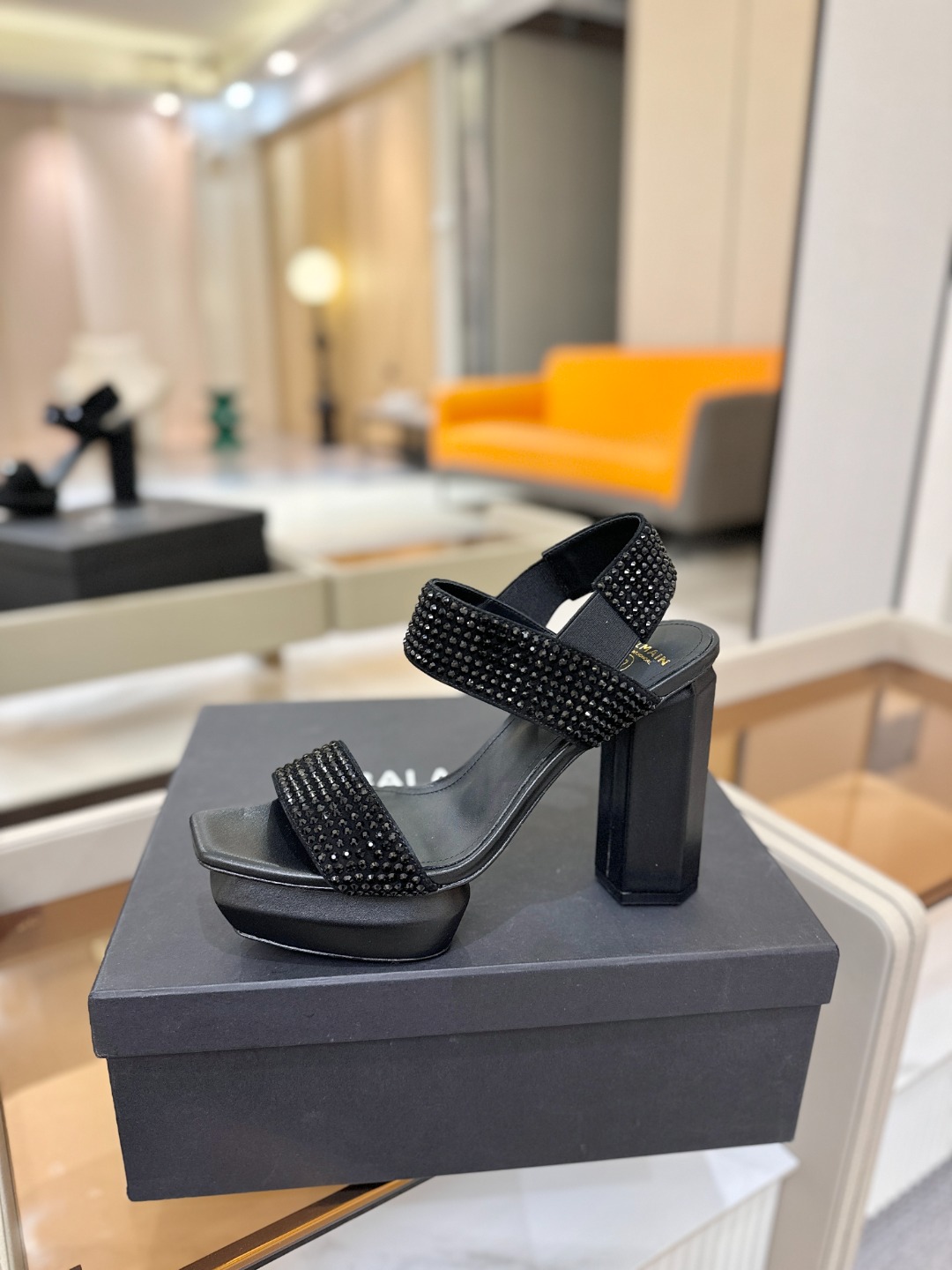 巴尔曼 走秀恨天高水台凉鞋。ʚ😊ɞ 品牌巴尔曼𝘽𝙖𝙡𝙢𝙖𝙞𝙣由法国时装设计师𝙥𝙞𝙚𝙧𝙧𝙚 𝘽𝙖𝙡𝙢𝙖𝙞𝙣