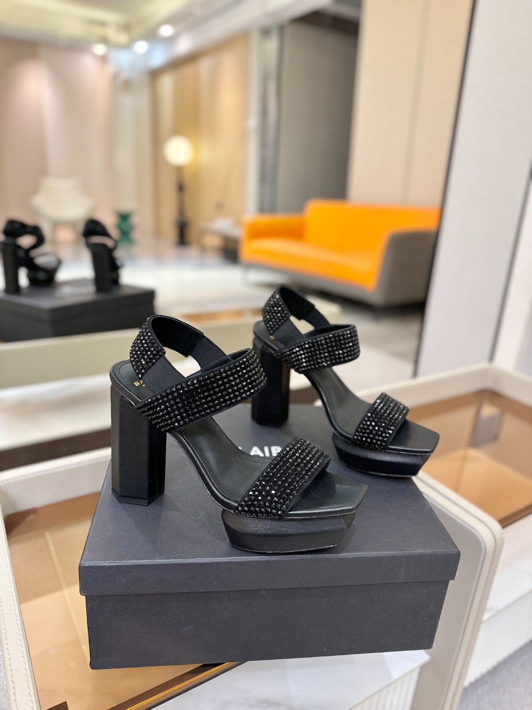 巴尔曼 走秀恨天高水台凉鞋。ʚ😊ɞ 品牌巴尔曼𝘽𝙖𝙡𝙢𝙖𝙞𝙣由法国时装设计师𝙥𝙞𝙚𝙧𝙧𝙚 𝘽𝙖𝙡𝙢𝙖𝙞𝙣