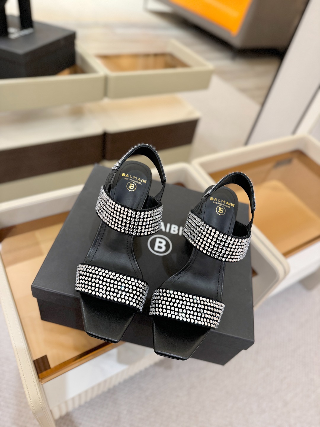 巴尔曼 走秀恨天高水台凉鞋。ʚ😊ɞ 品牌巴尔曼𝘽𝙖𝙡𝙢𝙖𝙞𝙣由法国时装设计师𝙥𝙞𝙚𝙧𝙧𝙚 𝘽𝙖𝙡𝙢𝙖𝙞𝙣