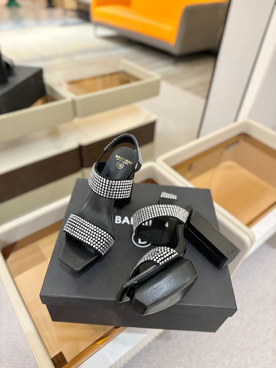 巴尔曼 走秀恨天高水台凉鞋。ʚ😊ɞ 品牌巴尔曼𝘽𝙖𝙡𝙢𝙖𝙞𝙣由法国时装设计师𝙥𝙞𝙚𝙧𝙧𝙚 𝘽𝙖𝙡𝙢𝙖𝙞𝙣