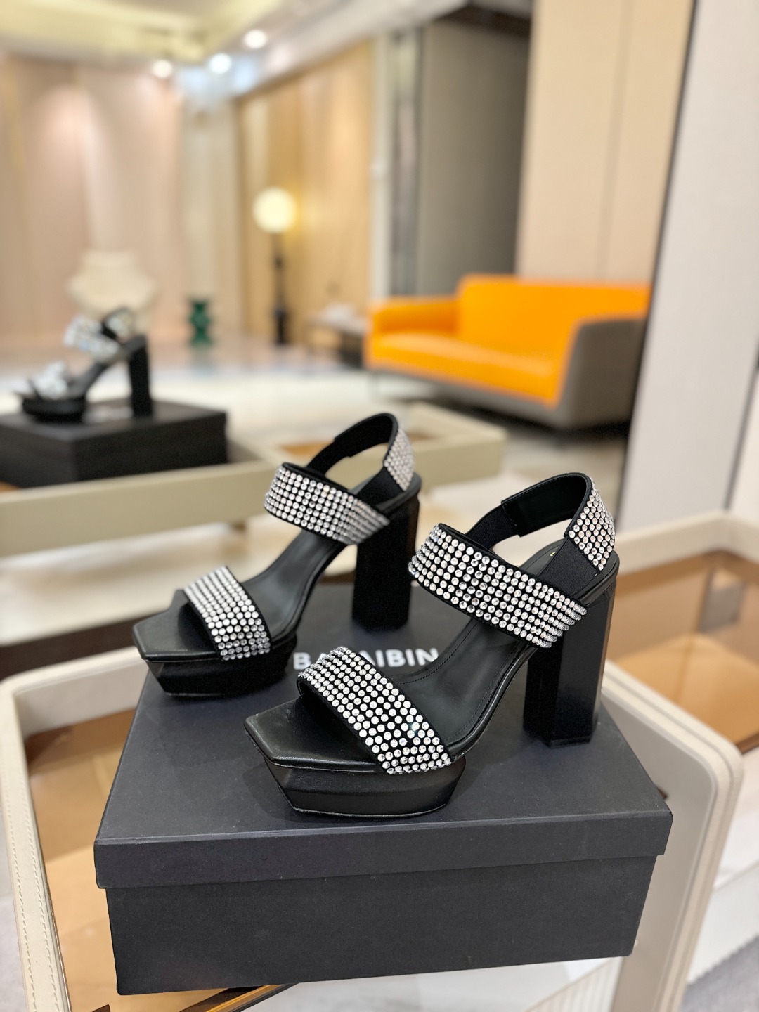 巴尔曼 走秀恨天高水台凉鞋。ʚ😊ɞ 品牌巴尔曼𝘽𝙖𝙡𝙢𝙖𝙞𝙣由法国时装设计师𝙥𝙞𝙚𝙧𝙧𝙚 𝘽𝙖𝙡𝙢𝙖𝙞𝙣