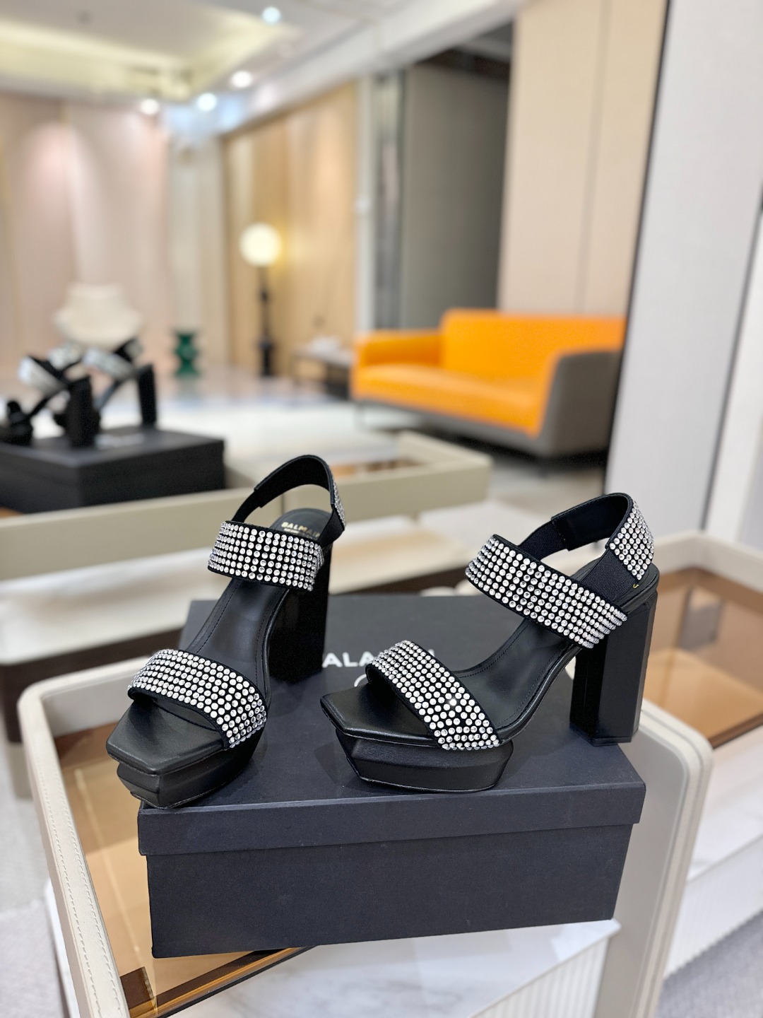 巴尔曼 走秀恨天高水台凉鞋。ʚ😊ɞ 品牌巴尔曼𝘽𝙖𝙡𝙢𝙖𝙞𝙣由法国时装设计师𝙥𝙞𝙚𝙧𝙧𝙚 𝘽𝙖𝙡𝙢𝙖𝙞𝙣