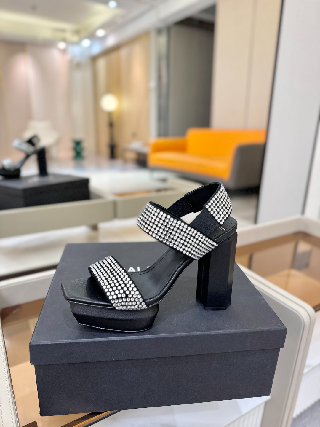 NO:679602,Price Balmain catwalk sandals. Brand Balmain is an old custom fashion house founded by French fashion designer (Pierre Balmain) in 1945. Together with and became the top three custom fashion giants after World War II [Insidious] [Insidious] This style uses pure handcrafting to create unique fashion elements. Balmain is becoming more and more chic and outstanding. Hurry up and get a pair of Balmain shoes. Invincible aura, invincible and good-looking [呲呲][呲呲][呲呲] is really full of momentum. It’s so good-looking. [呲呲][呲呲][呲呲] The material is imported from Yangjing + imported Czech diamond. The lining is imported cowhide. Heel height is 10.5. Outsole: Genuine leather outsole imported from Italy. Size: 36--42 (40.41.42 customization is not returnable), high heels and sandals, balmain, sandals, high heels, cowhide, sheep, Leather soles19860909价格 巴尔曼 走秀恨天高水台凉鞋.  品牌巴尔曼由法国时装设计师（皮埃尔.巴尔曼）先生创立于1945年的老牌定制时装屋,与、并列成为二战之后的定制时装三巨头[阴险][阴险]此款采用纯手工精工打造别具一格的时尚元素 巴尔曼 愈发別致出众 赶紧来一双巴尔曼小美鞋率性的 无敌气场无敌好看[呲牙][呲牙][呲牙]真是气势十足 好看的不行[呲牙][呲牙][呲牙]  材质进口羊京+进口捷克钻 内里进口牛皮 跟高10.5 大底: 意大利进口真皮大底 码数: 36--42（40.41.42定制不退换）,高跟鞋凉鞋,balmain,sandals,high heels,cowhide,sheep,Leather soles,Women's Shoes