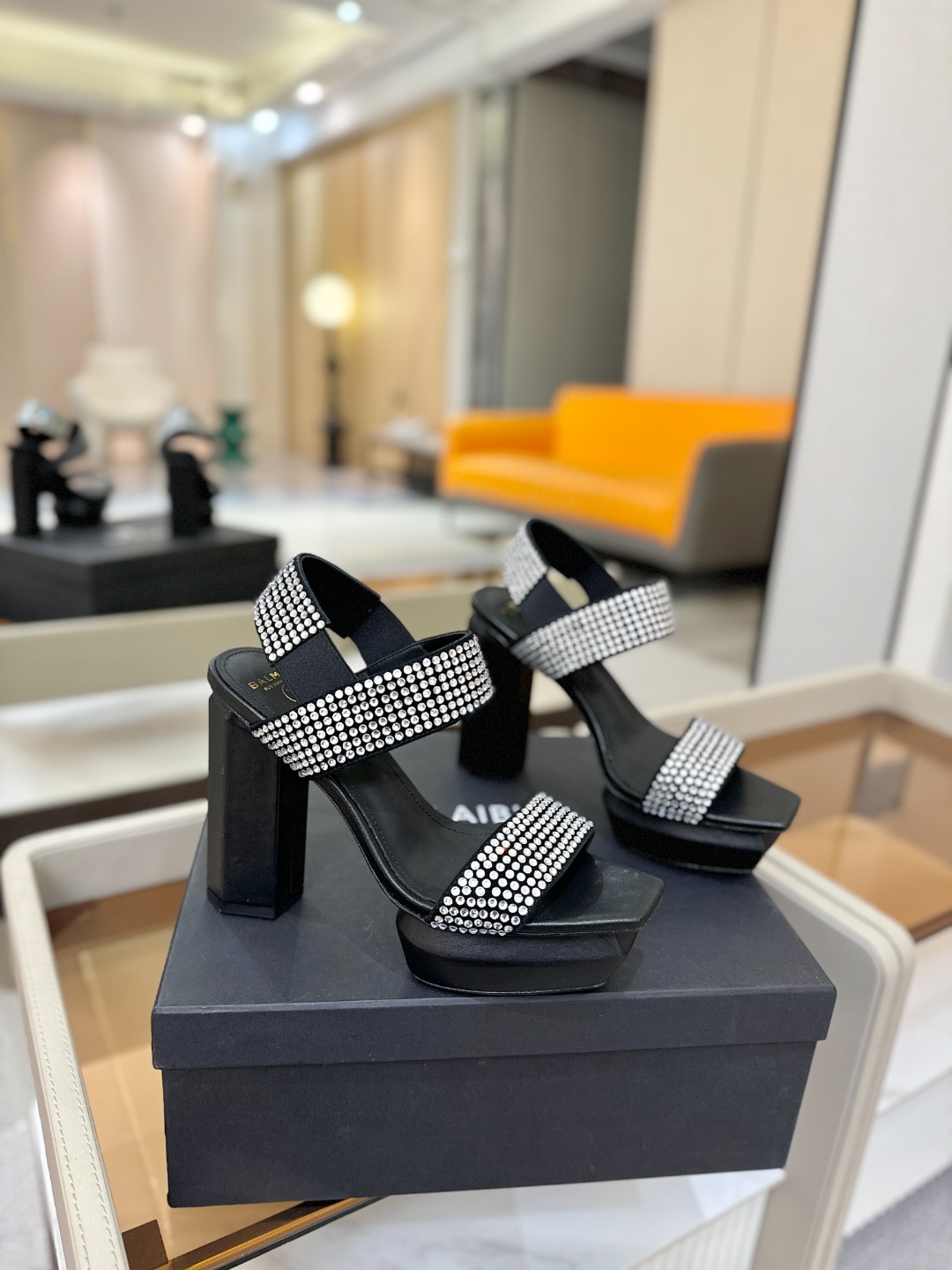 巴尔曼 走秀恨天高水台凉鞋。ʚ😊ɞ 品牌巴尔曼𝘽𝙖𝙡𝙢𝙖𝙞𝙣由法国时装设计师𝙥𝙞𝙚𝙧𝙧𝙚 𝘽𝙖𝙡𝙢𝙖𝙞𝙣