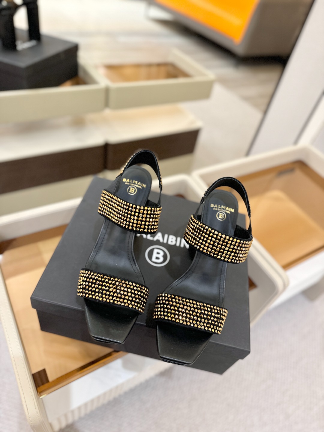 巴尔曼 走秀恨天高水台凉鞋。ʚ😊ɞ 品牌巴尔曼𝘽𝙖𝙡𝙢𝙖𝙞𝙣由法国时装设计师𝙥𝙞𝙚𝙧𝙧𝙚 𝘽𝙖𝙡𝙢𝙖𝙞𝙣