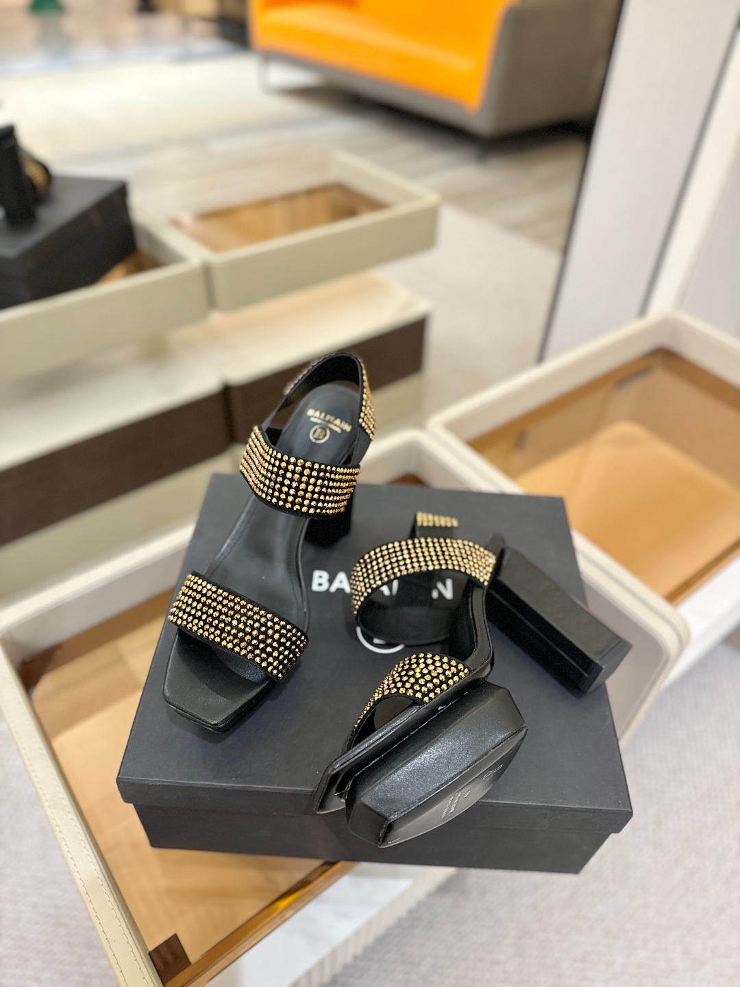 巴尔曼 走秀恨天高水台凉鞋。ʚ😊ɞ 品牌巴尔曼𝘽𝙖𝙡𝙢𝙖𝙞𝙣由法国时装设计师𝙥𝙞𝙚𝙧𝙧𝙚 𝘽𝙖𝙡𝙢𝙖𝙞𝙣