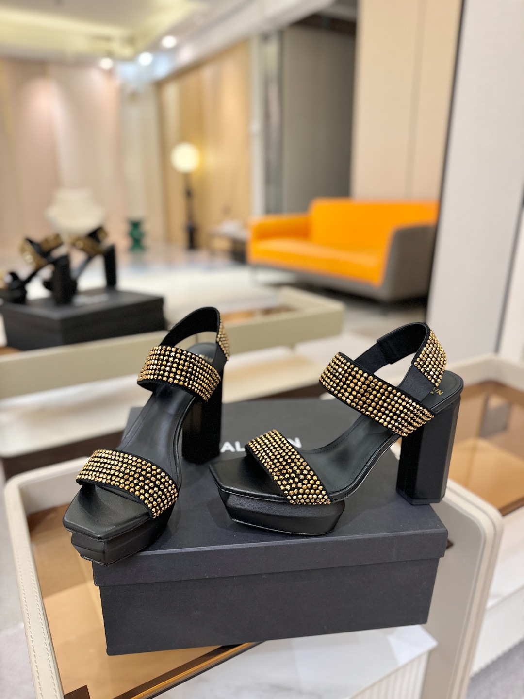 巴尔曼 走秀恨天高水台凉鞋。ʚ😊ɞ 品牌巴尔曼𝘽𝙖𝙡𝙢𝙖𝙞𝙣由法国时装设计师𝙥𝙞𝙚𝙧𝙧𝙚 𝘽𝙖𝙡𝙢𝙖𝙞𝙣