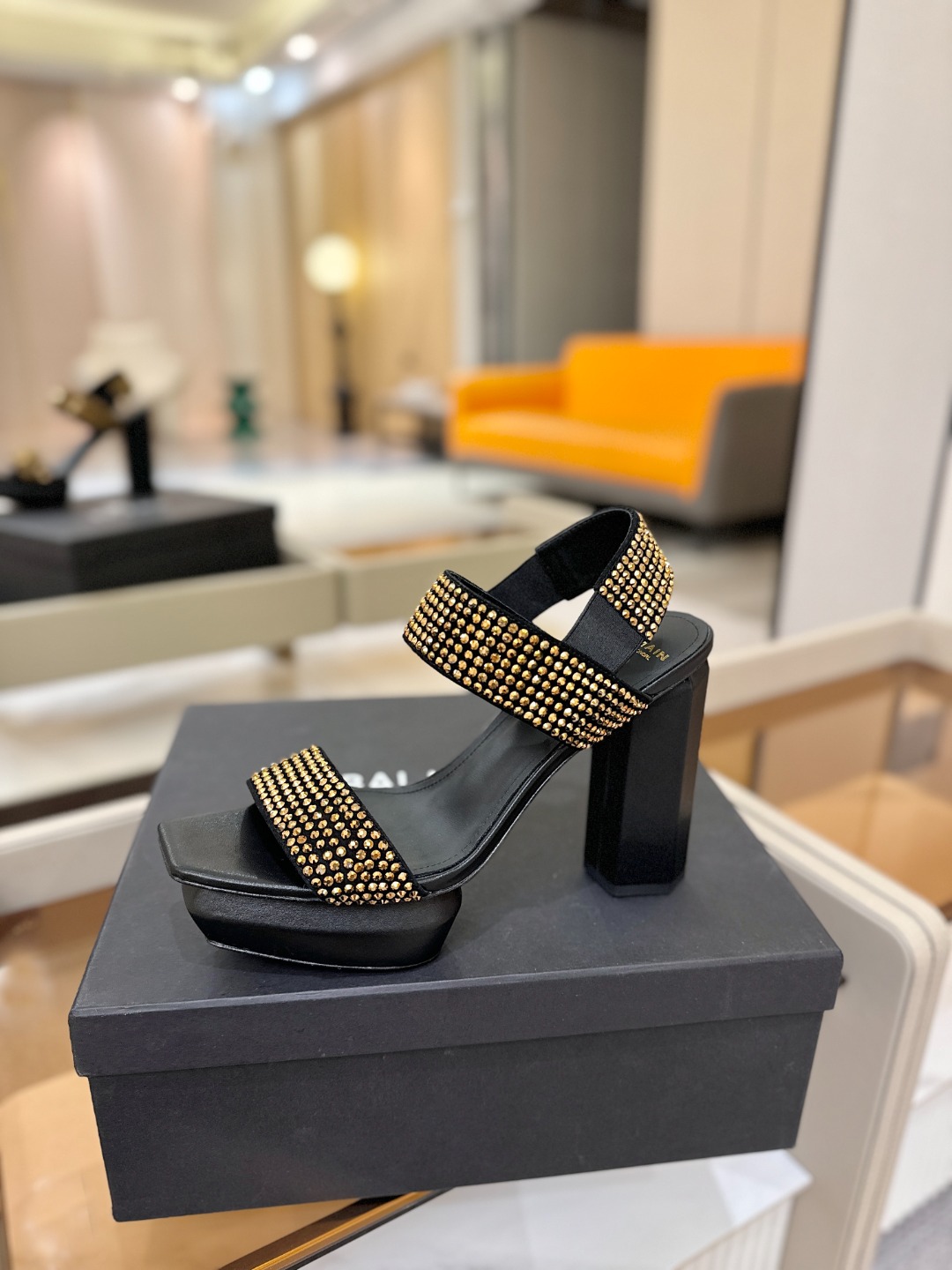 巴尔曼 走秀恨天高水台凉鞋。ʚ😊ɞ 品牌巴尔曼𝘽𝙖𝙡𝙢𝙖𝙞𝙣由法国时装设计师𝙥𝙞𝙚𝙧𝙧𝙚 𝘽𝙖𝙡𝙢𝙖𝙞𝙣