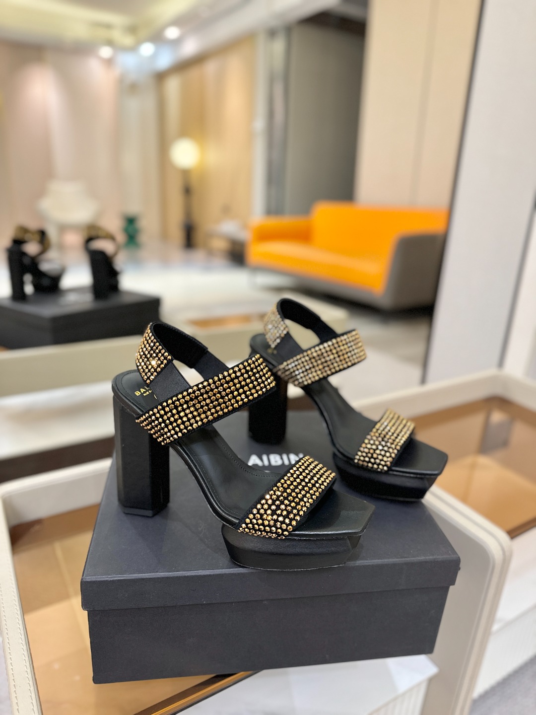 巴尔曼 走秀恨天高水台凉鞋。ʚ😊ɞ 品牌巴尔曼𝘽𝙖𝙡𝙢𝙖𝙞𝙣由法国时装设计师𝙥𝙞𝙚𝙧𝙧𝙚 𝘽𝙖𝙡𝙢𝙖𝙞𝙣